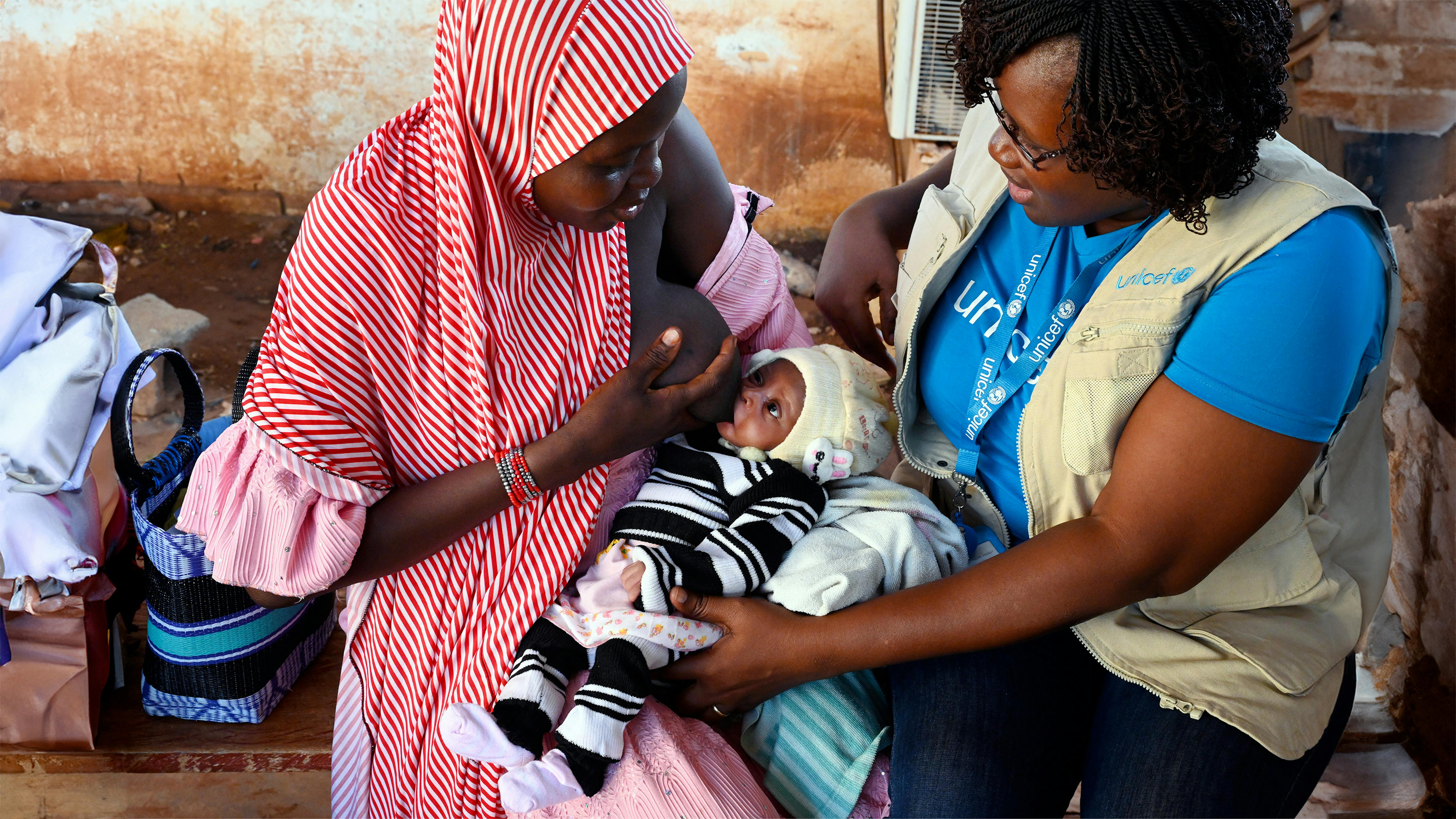 Un bambino viene vaccinato presso il Centro sanitario CSPS, a Fada, nell'est del Burkina Faso.