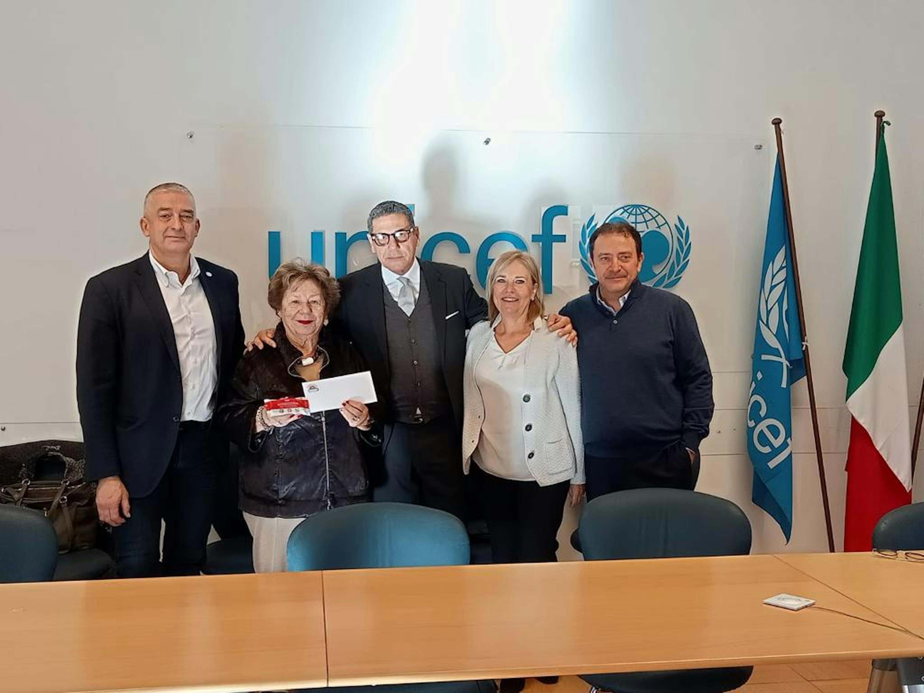Un momento dell'incontro, da sinistra Paolo Rozera, Direttore Generale dell'UNICEF Italia, Carmela Pace Presidente UNICEF Italia, e per l'Acquaparl Odissea 2000, Daniele Cipollina (direttore marketing), Milena e Luigi Marino (management dell'Acquapark Odissea 2000)