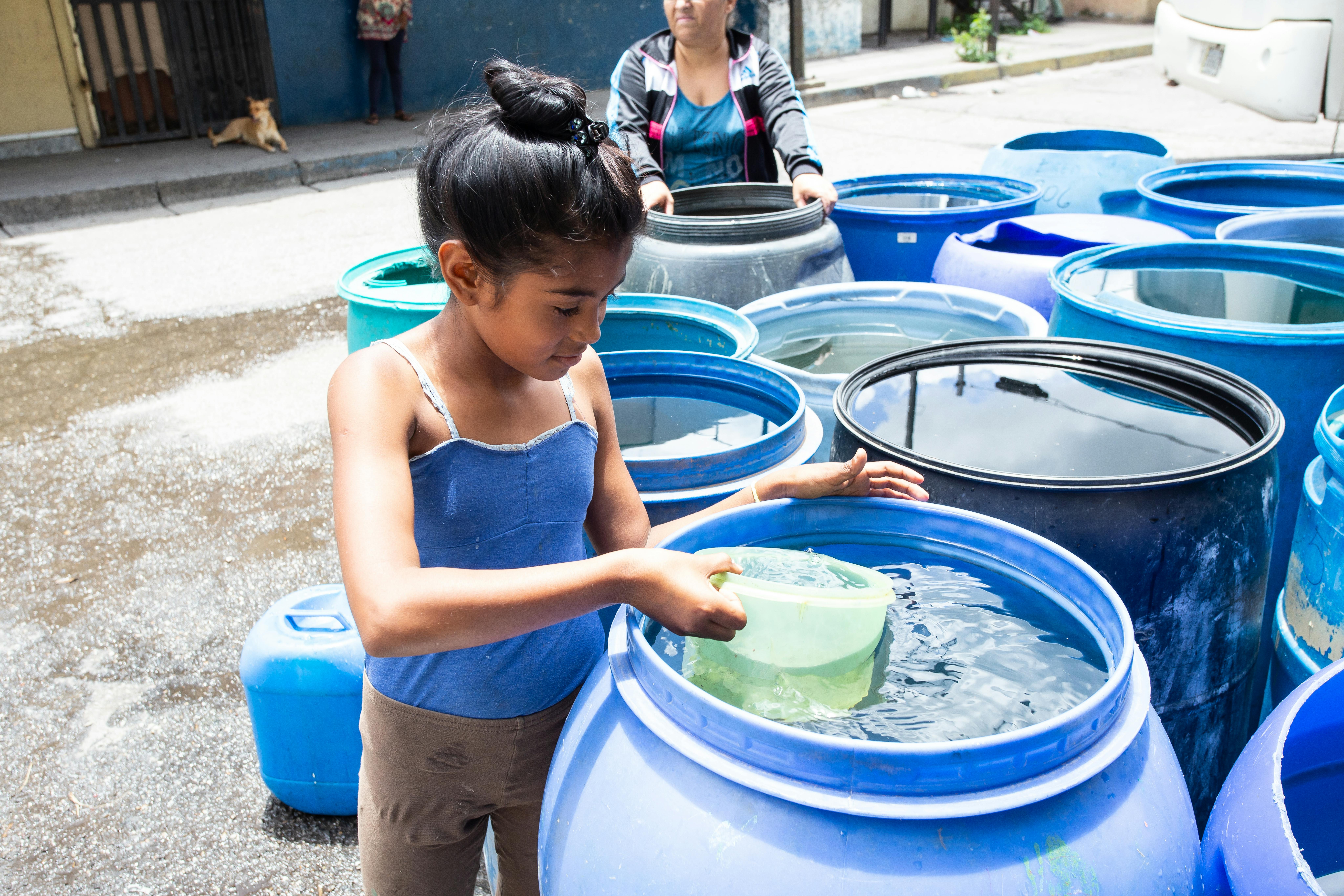 Duglianis González Sánchez, 9 anni, riempie d'acqua una tanica nella comunità di Petare, Caracas, in Venezuela.  “Una volta volevo bere acqua e non mi ero accorta che ra sporca. Ho bevuto. Ho iniziato ad avere febbre ed eruzioni cutanee su tutto il corpo. Mi sono ammalata in modo serio."  L’acqua, i servizi igienico-sanitari e l’igiene sono essenziali per la sopravvivenza e lo sviluppo dei bambini e delle loro famiglie. Nelle comunità più vulnerabili del Venezuela, l’accesso, la quantità, la continuità ad acqua pulita sono una fonte di preoccupazione. L'UNICEF, in coordinamento con le autorità e i partner, garantisce l’accesso ad acqua pulita e sicura per i bambini e le loro famiglie.