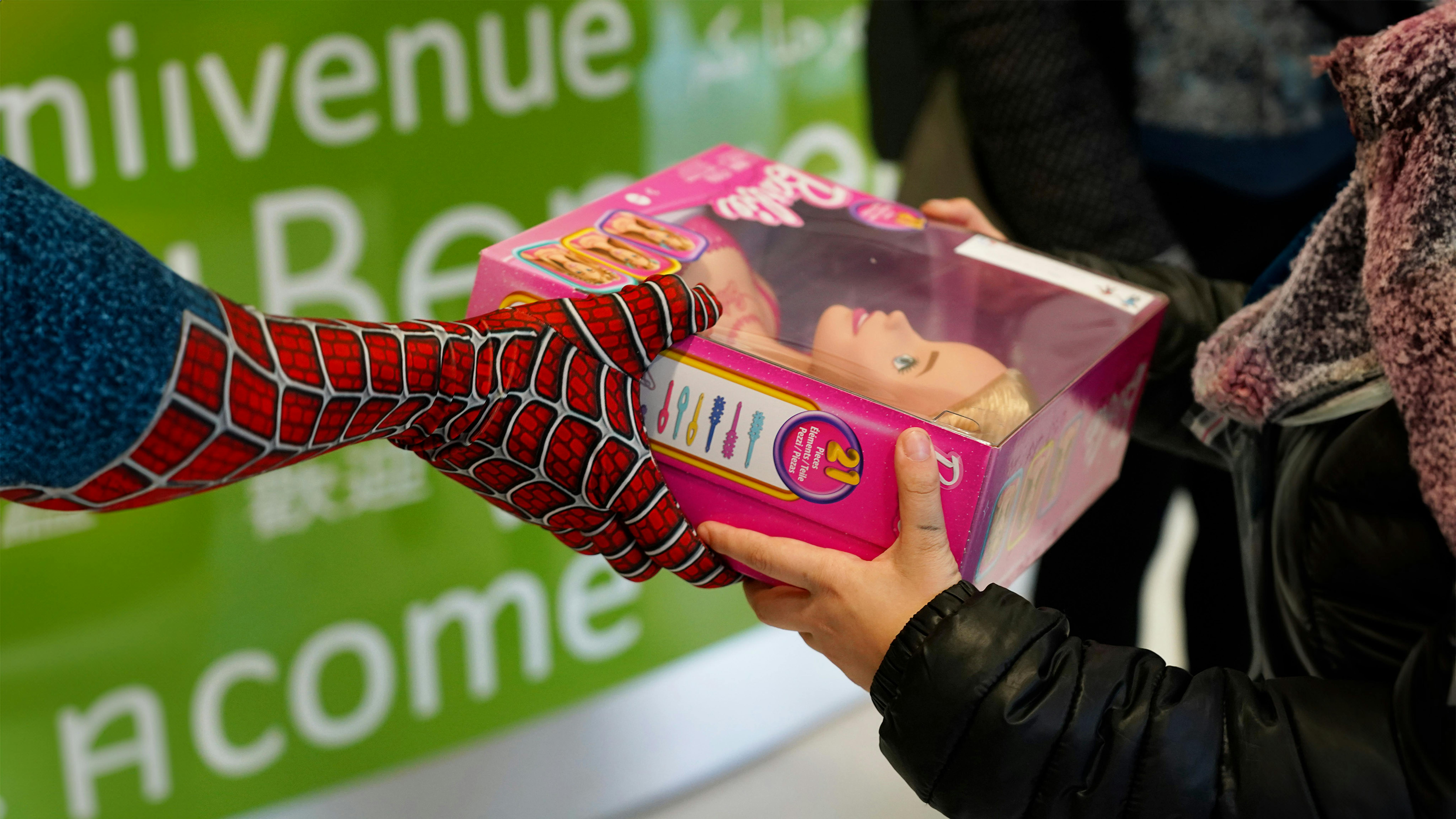 La consegna del “Regalo Sospeso” all'ospedale Gaslini con il super volontario Mattia Villardita, in missione come Spiderman nei reparti pediatrici di tutta Italia (e non solo)
