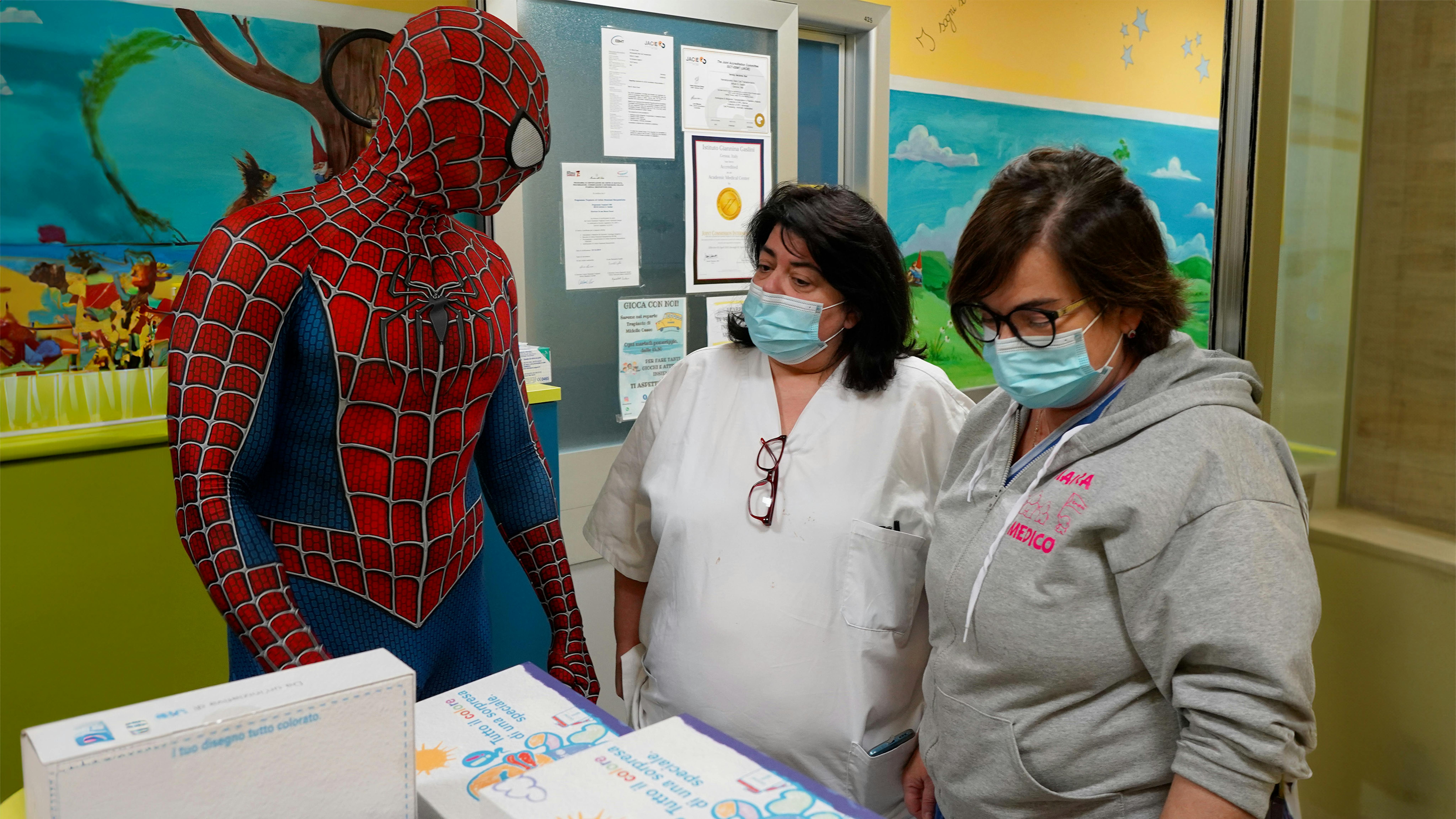 La consegna del “Regalo Sospeso” all'ospedale Gaslini con il super volontario Mattia Villardita, in missione come Spiderman nei reparti pediatrici di tutta Italia (e non solo)