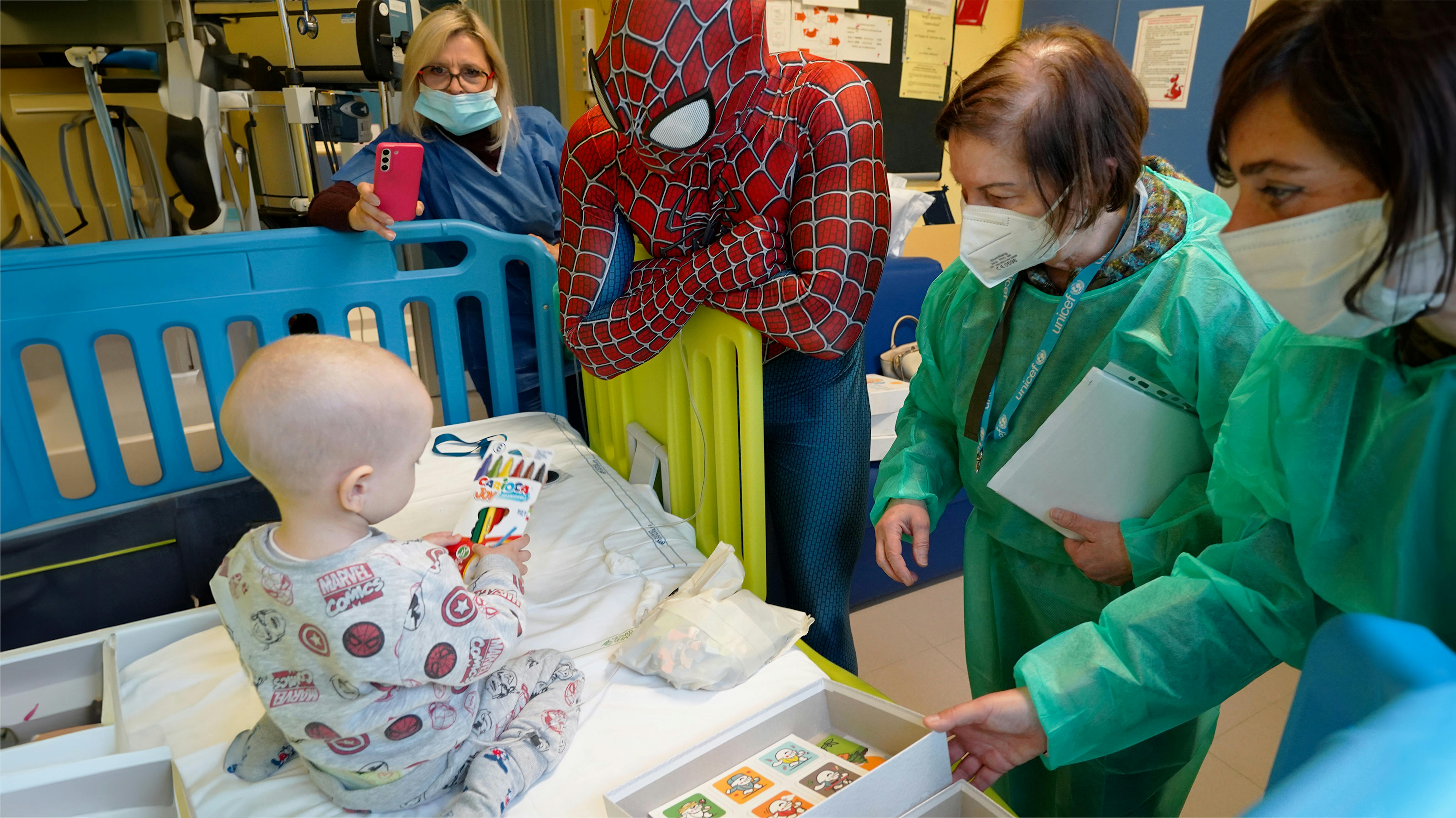 La consegna del “Regalo Sospeso” all'ospedale Gaslini con il super volontario Mattia Villardita, in missione come Spiderman nei reparti pediatrici di tutta Italia (e non solo)