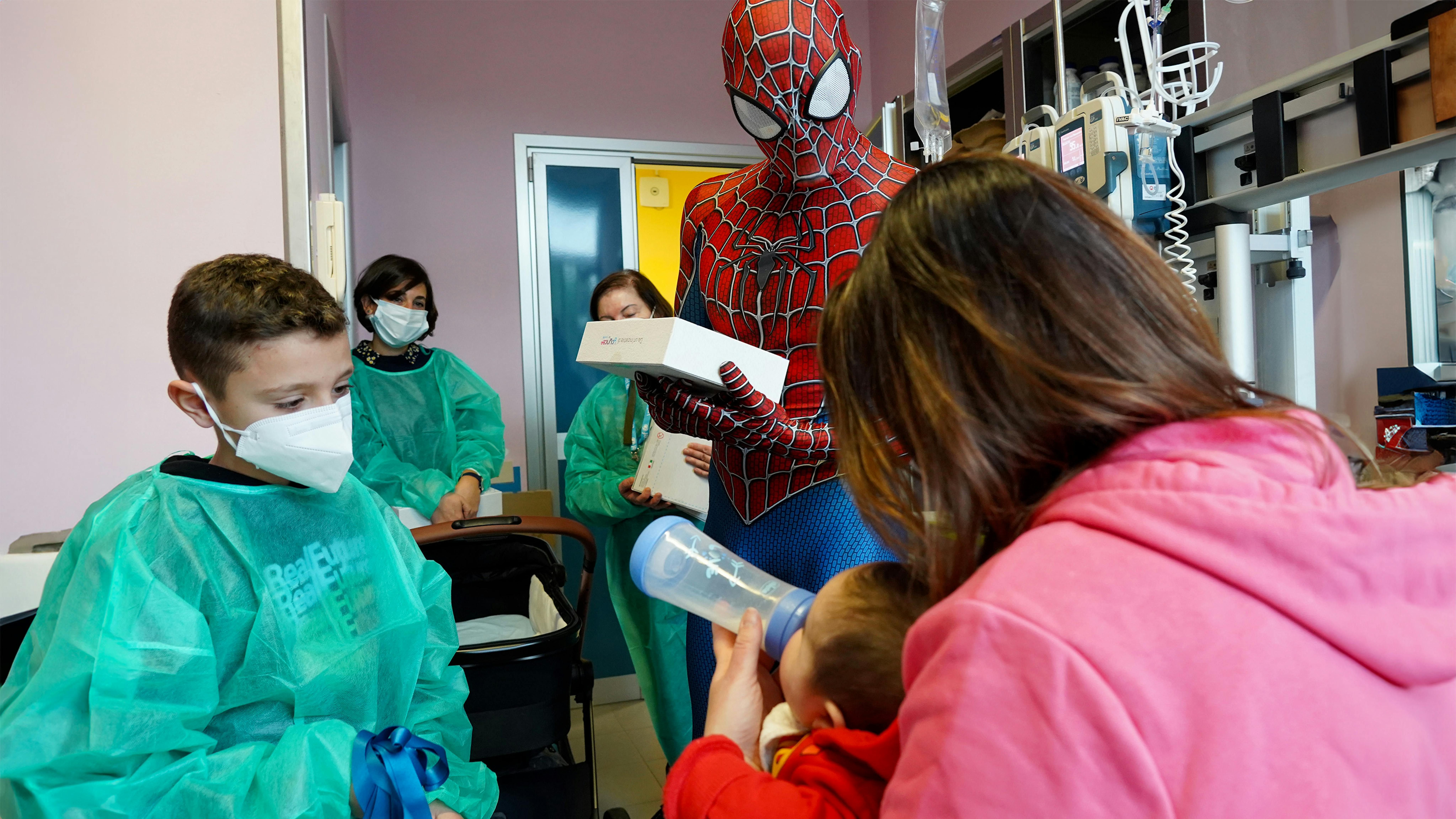 La consegna del “Regalo Sospeso” all'ospedale Gaslini con il super volontario Mattia Villardita, in missione come Spiderman nei reparti pediatrici di tutta Italia (e non solo)