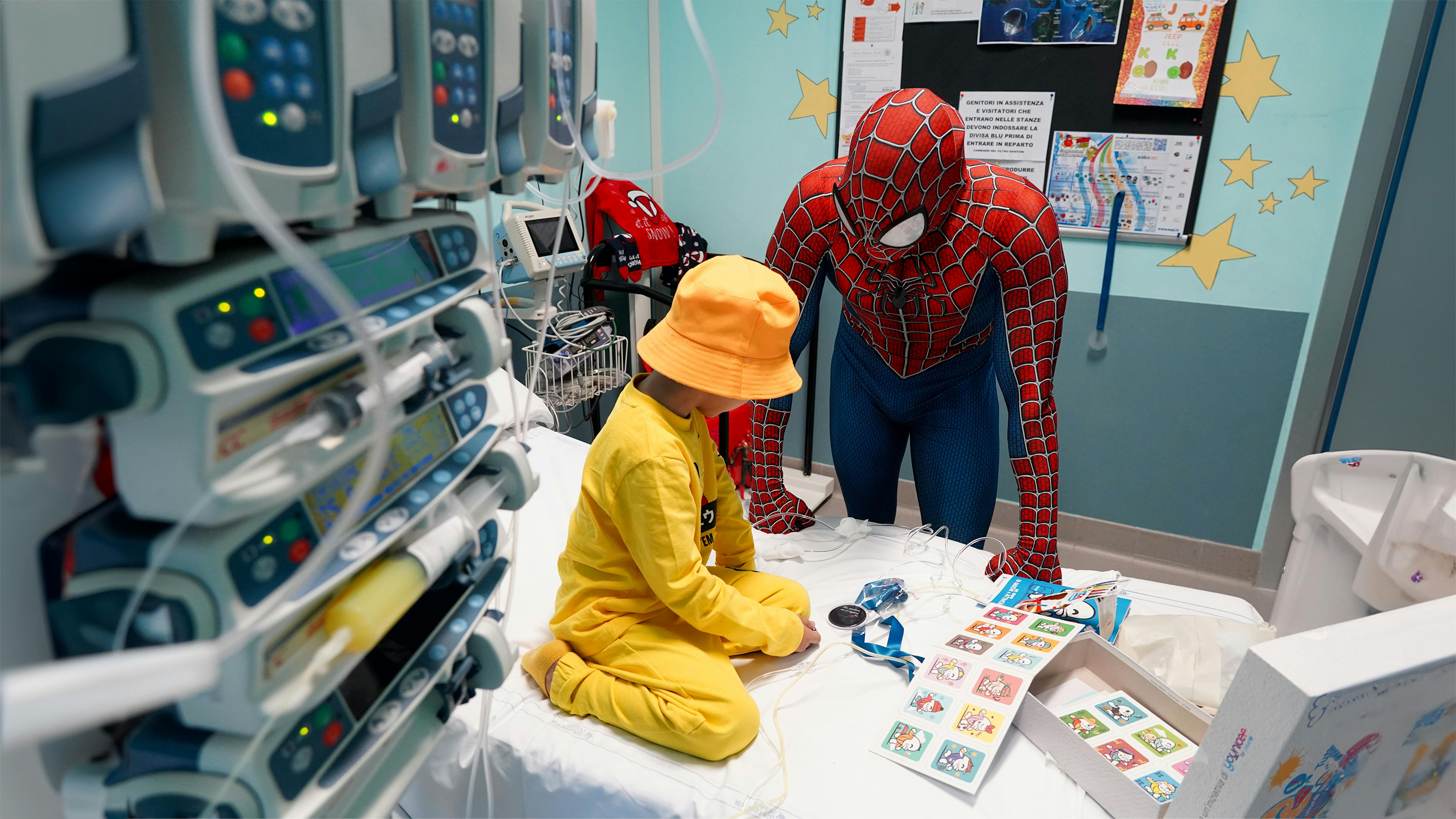 La consegna del “Regalo Sospeso” all'ospedale Gaslini con il super volontario Mattia Villardita, in missione come Spiderman nei reparti pediatrici di tutta Italia (e non solo)