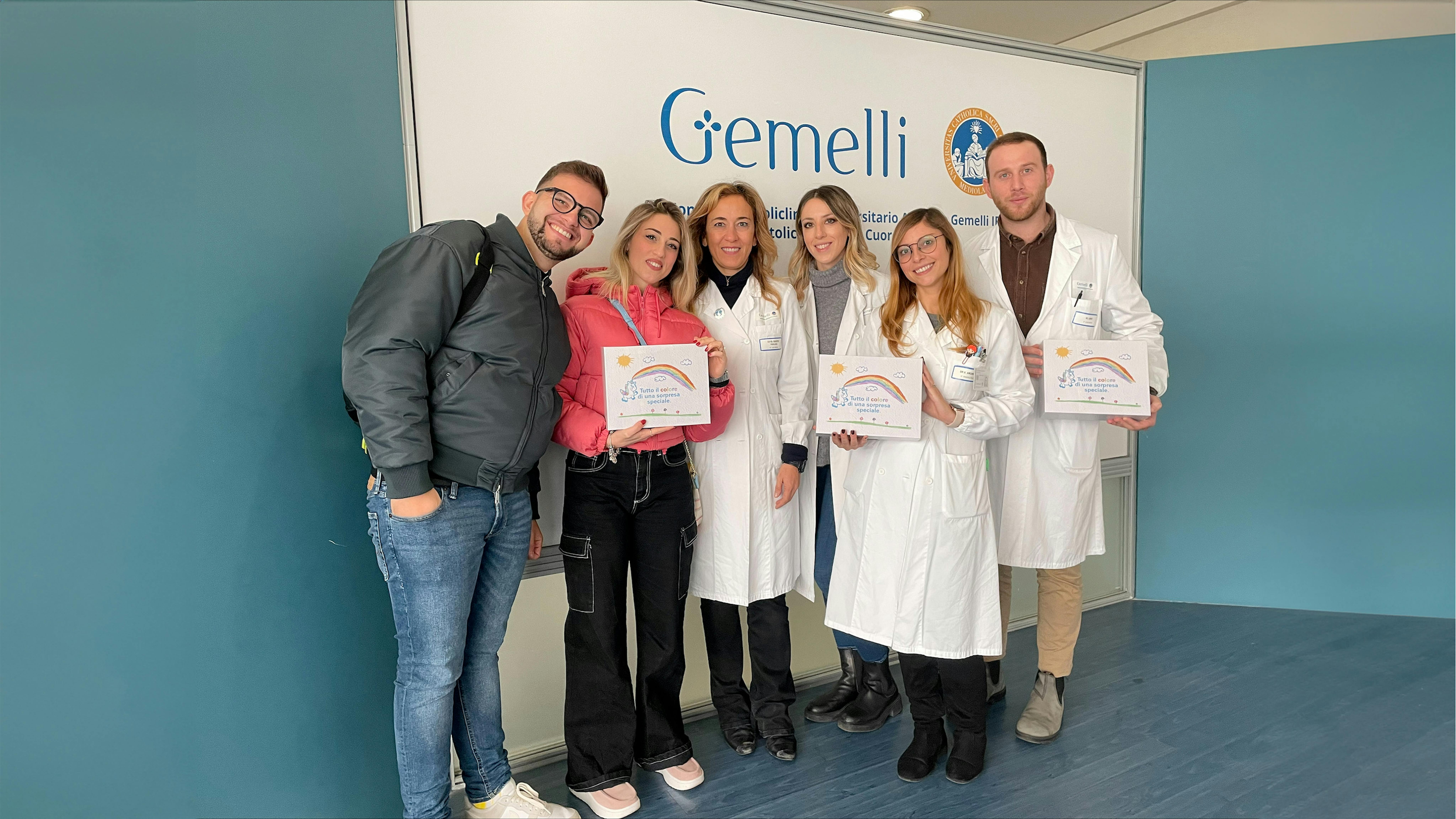 Momo & Kika con il regalo sospeso e i medici del Policlinico Gemelli