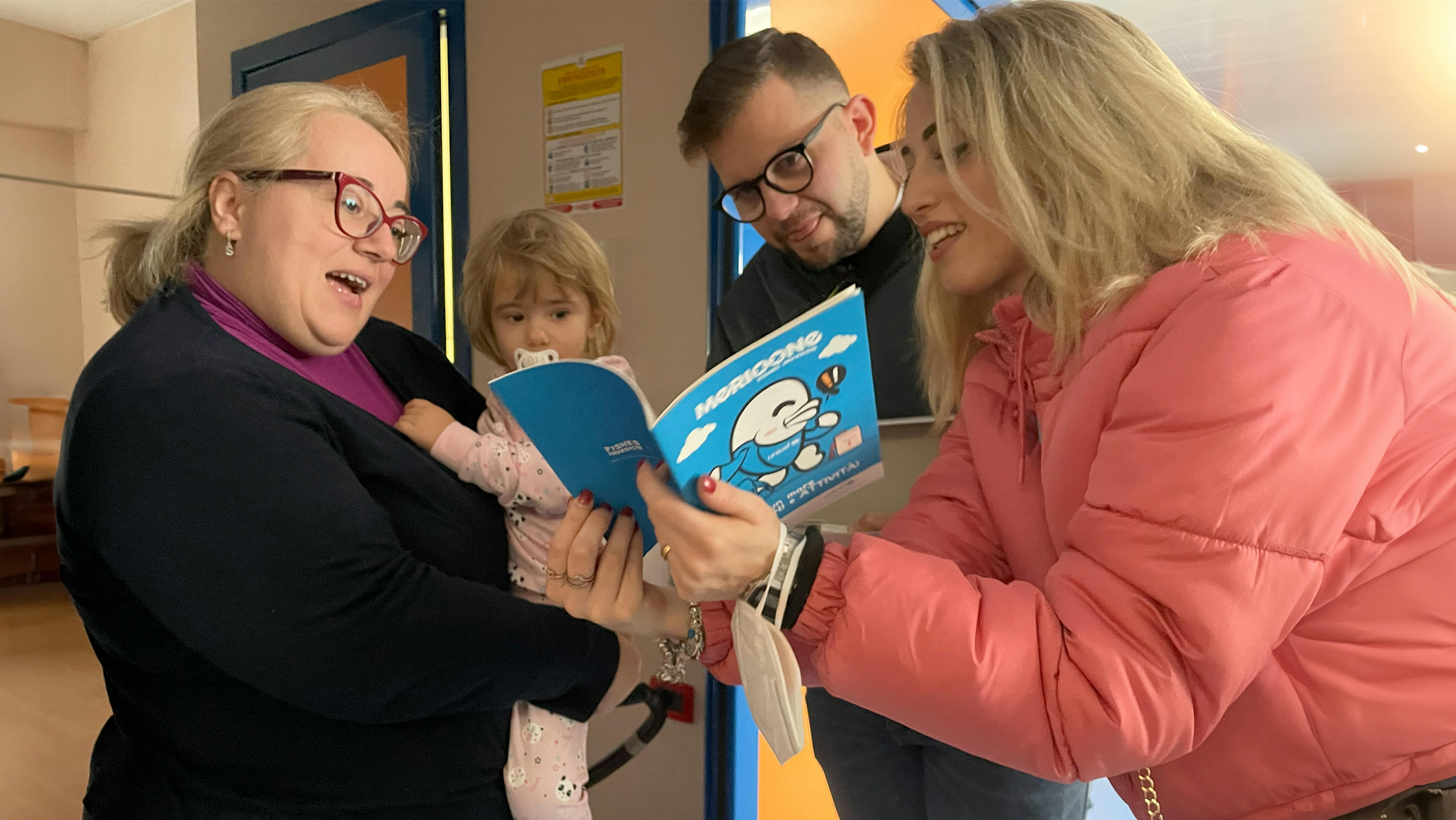 Momo e Kika consegnano il regalo sospeso dell'UNICEF a una bambina ricoverata al Policlinico Gemelli