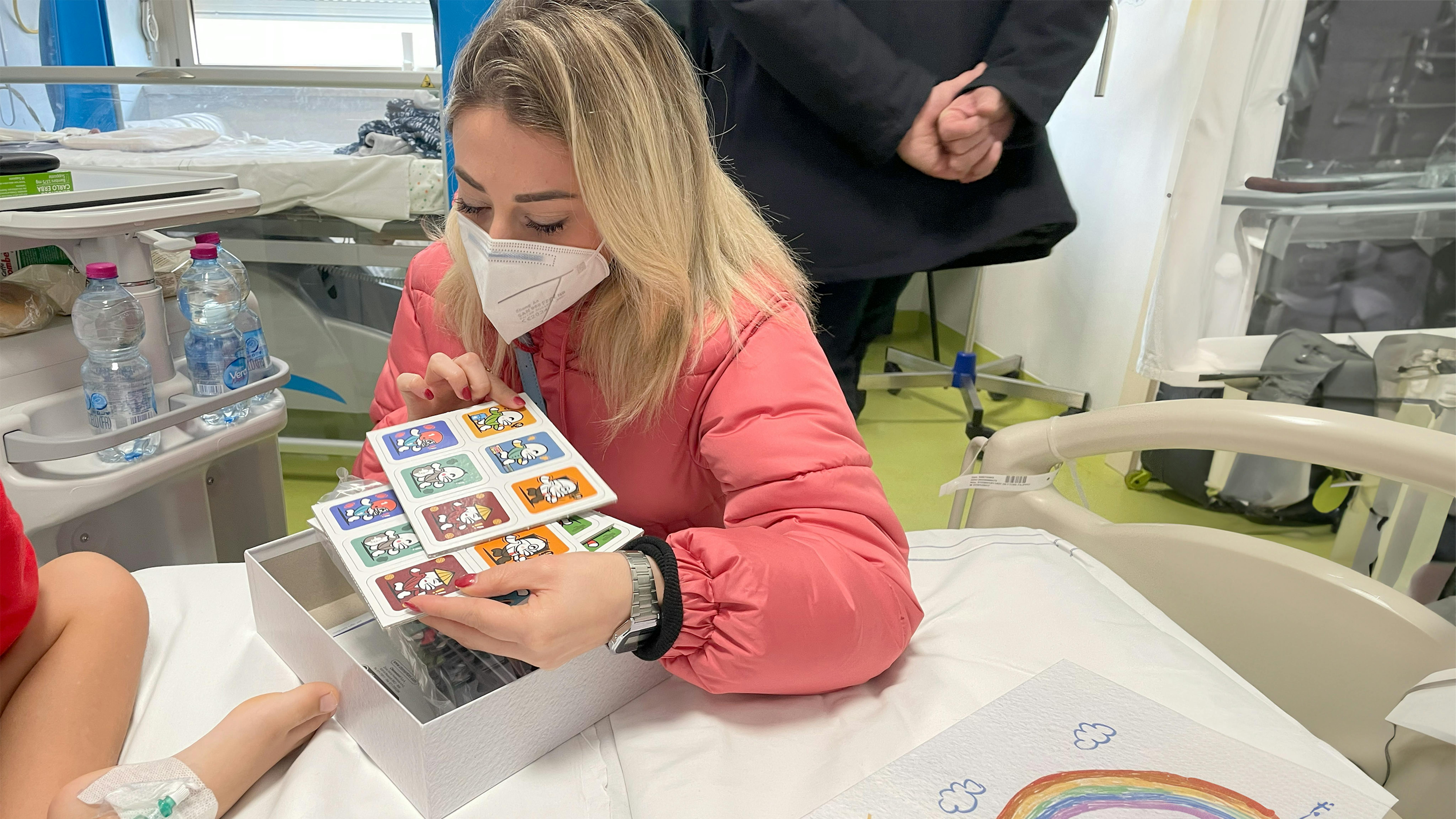 Kika  con una confezione di Regalo sospeso appena donata a un bambino ricoverato al Policlinico Gemelli