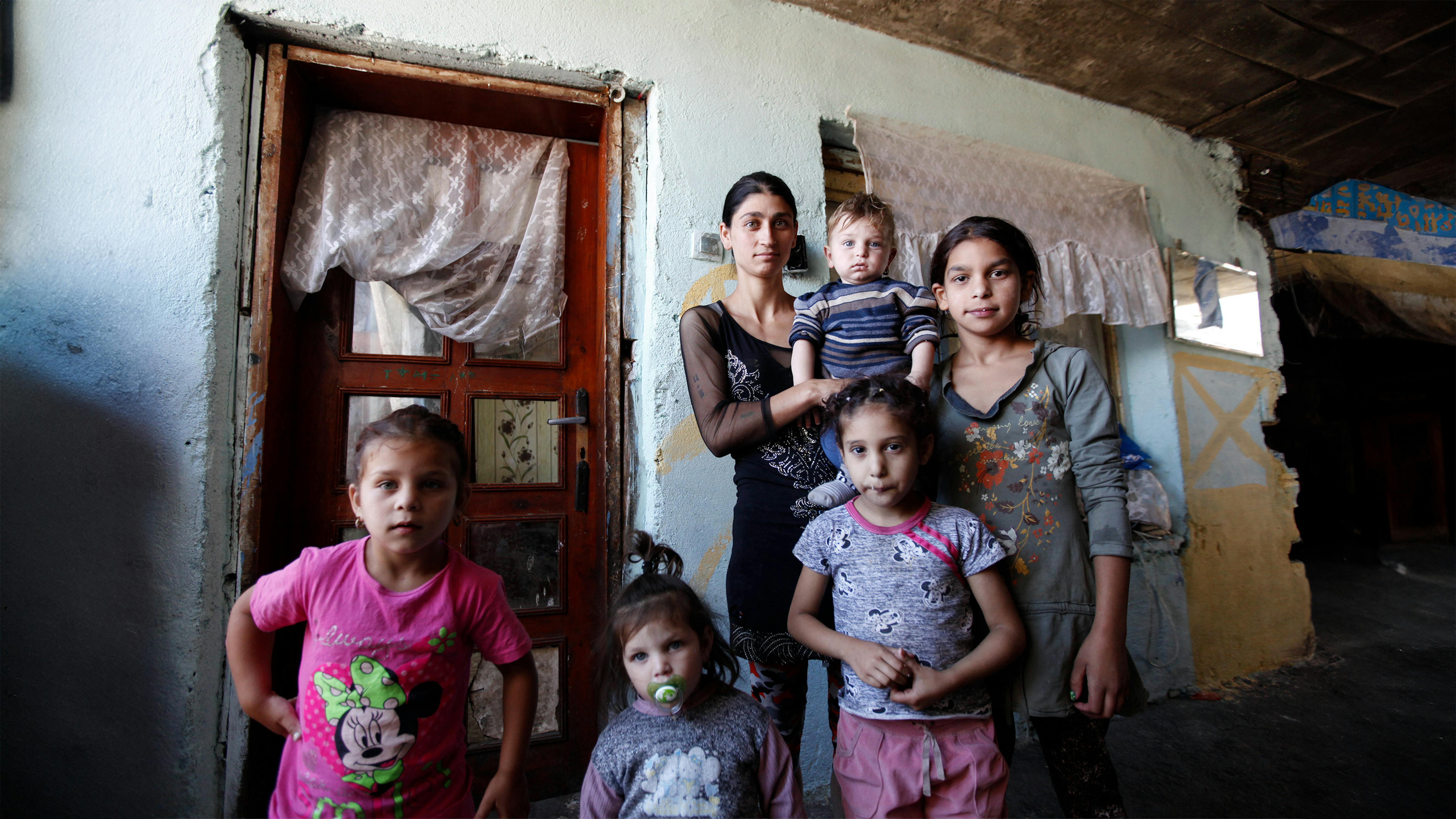 Bulgaria - Una giovane donna rom vive con il suo bambino (3 anni). Vivono nel quartiere Nadezhda a Sliven in povertà