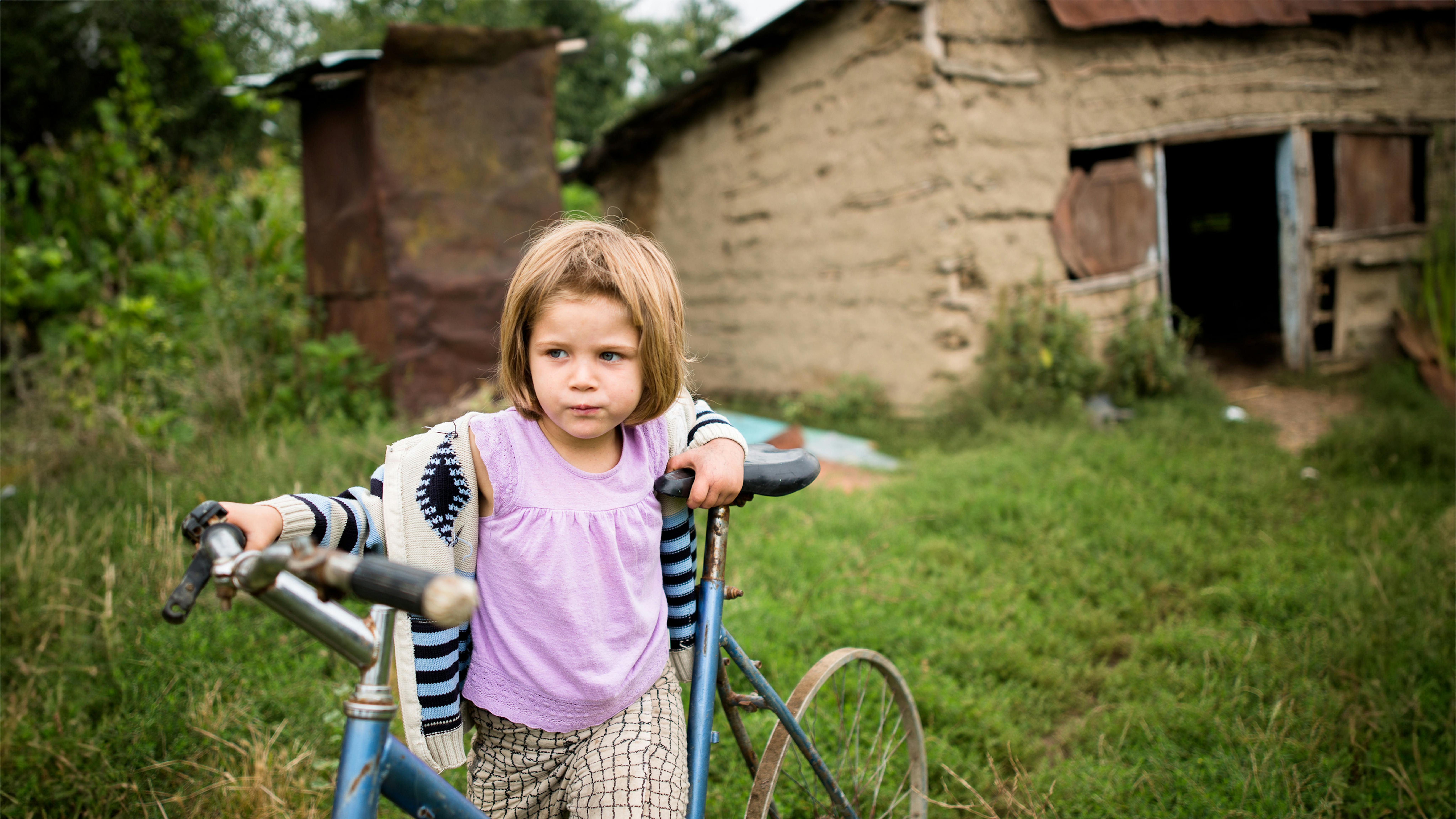 Romania - Flori Maria ha 4 anni. È una delle figlie della famiglia Buiacu. La madre sta a casa con i suoi figli e il padre è un pastore