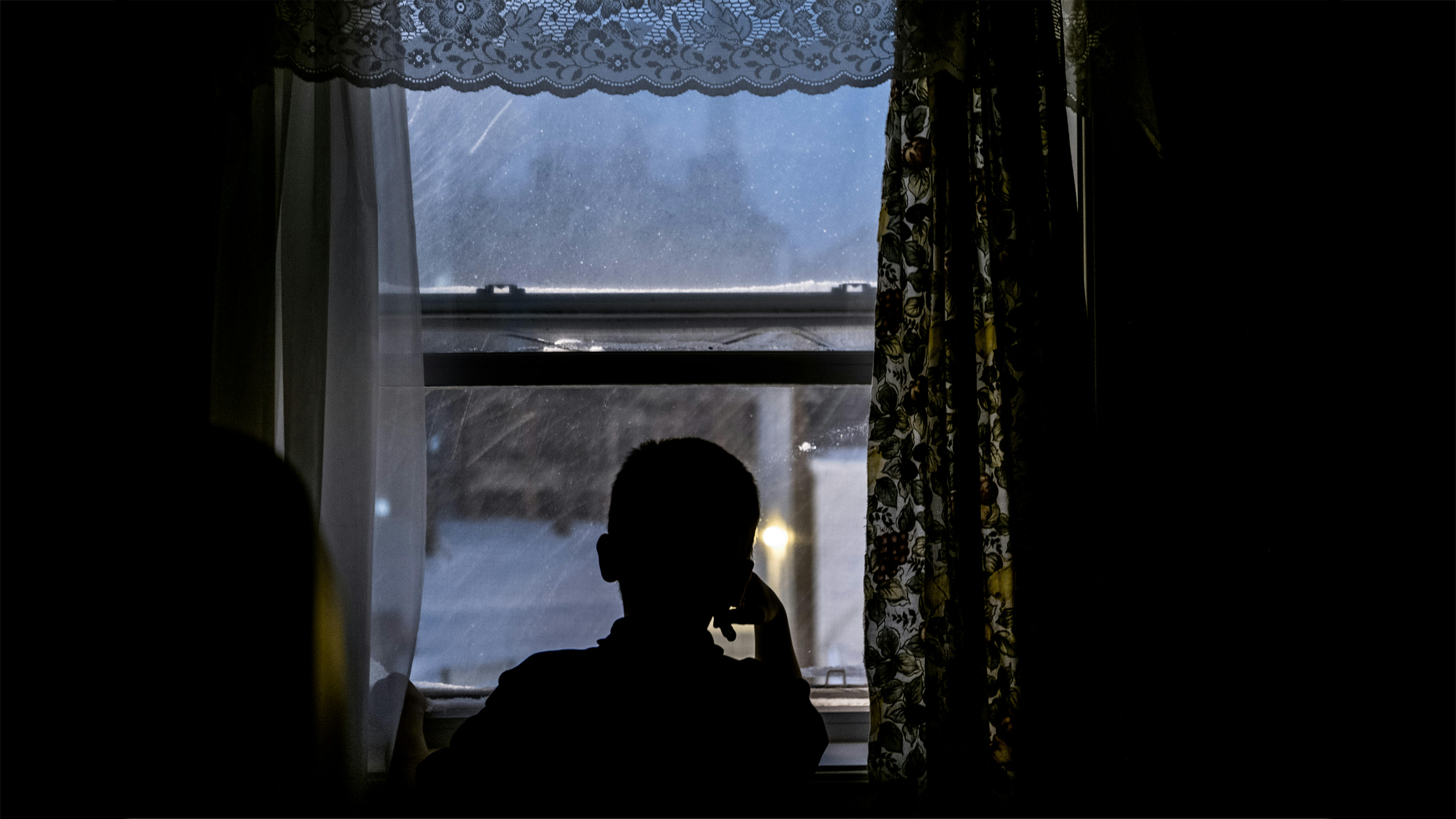 Basel Al Rashdan, 11 anni, guarda la neve da casa a Charlottetown, sull'Isola del Principe Edoardo, in Canada