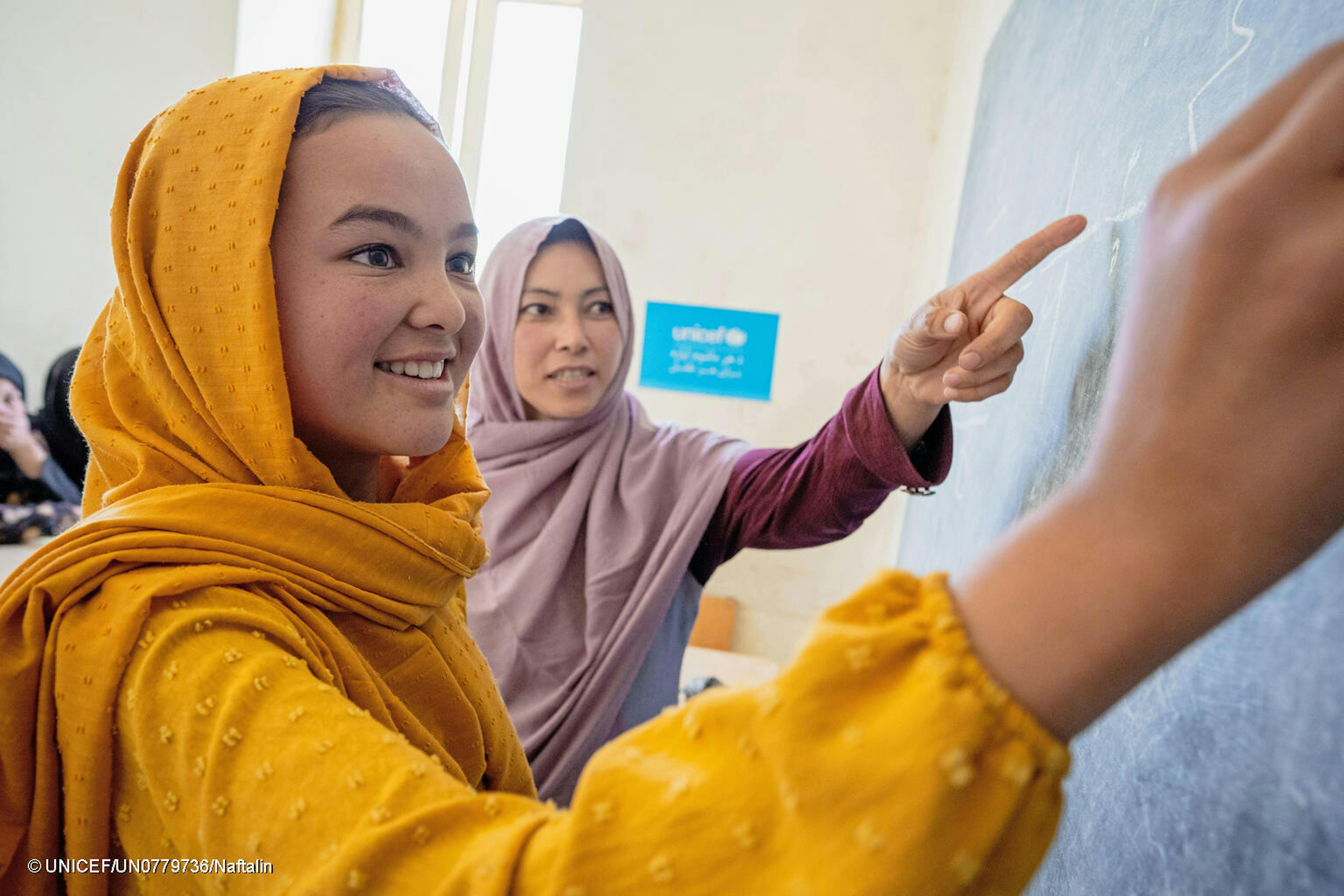 Afghanistan: ragazze con il velo alla lavagna