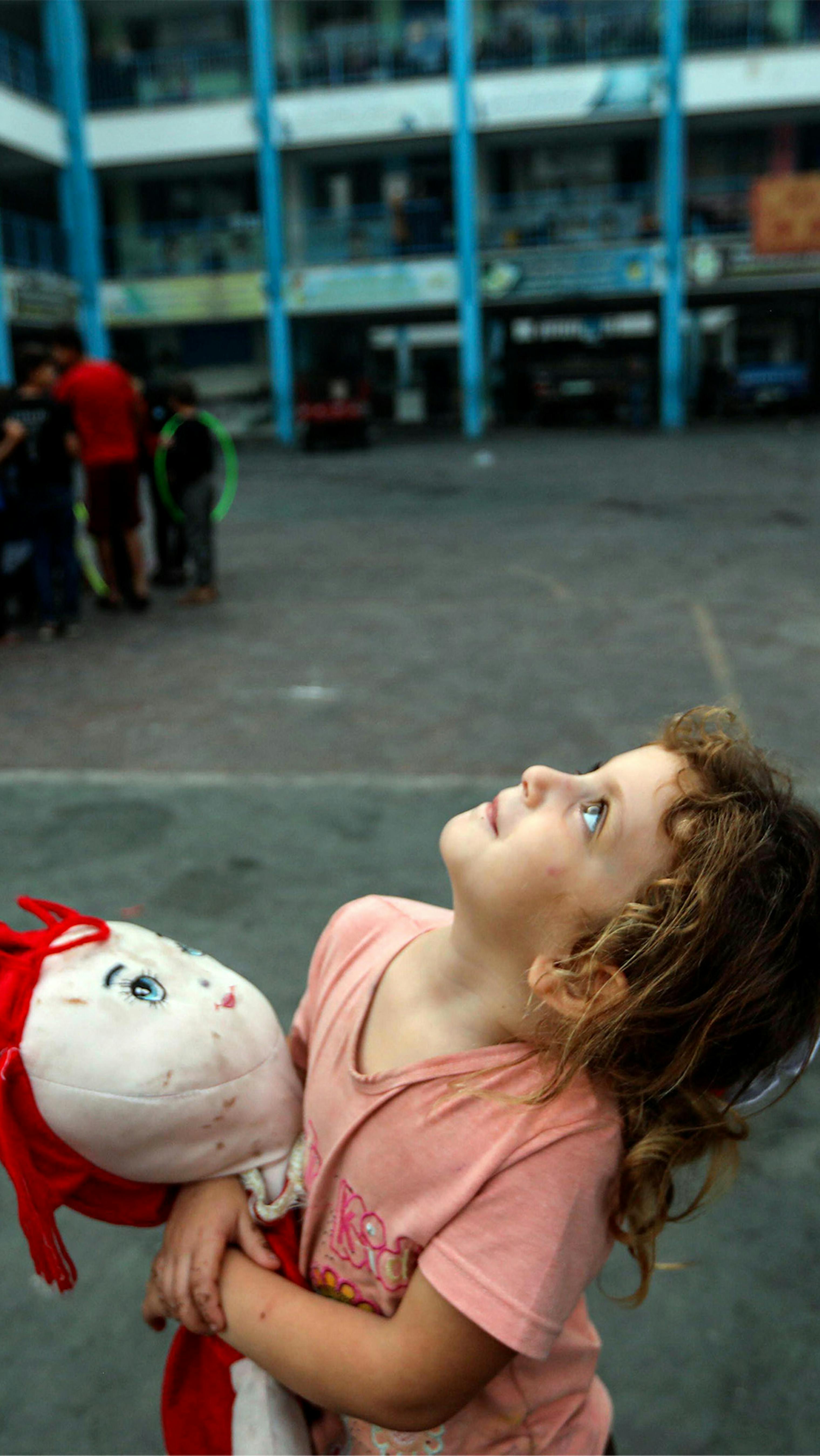 Gaza, 8 ottobre 2023. Bambini in cerca di protezione presso la scuola elementare per rifugiati Al-Shati ad Al-Nasr, Gaza