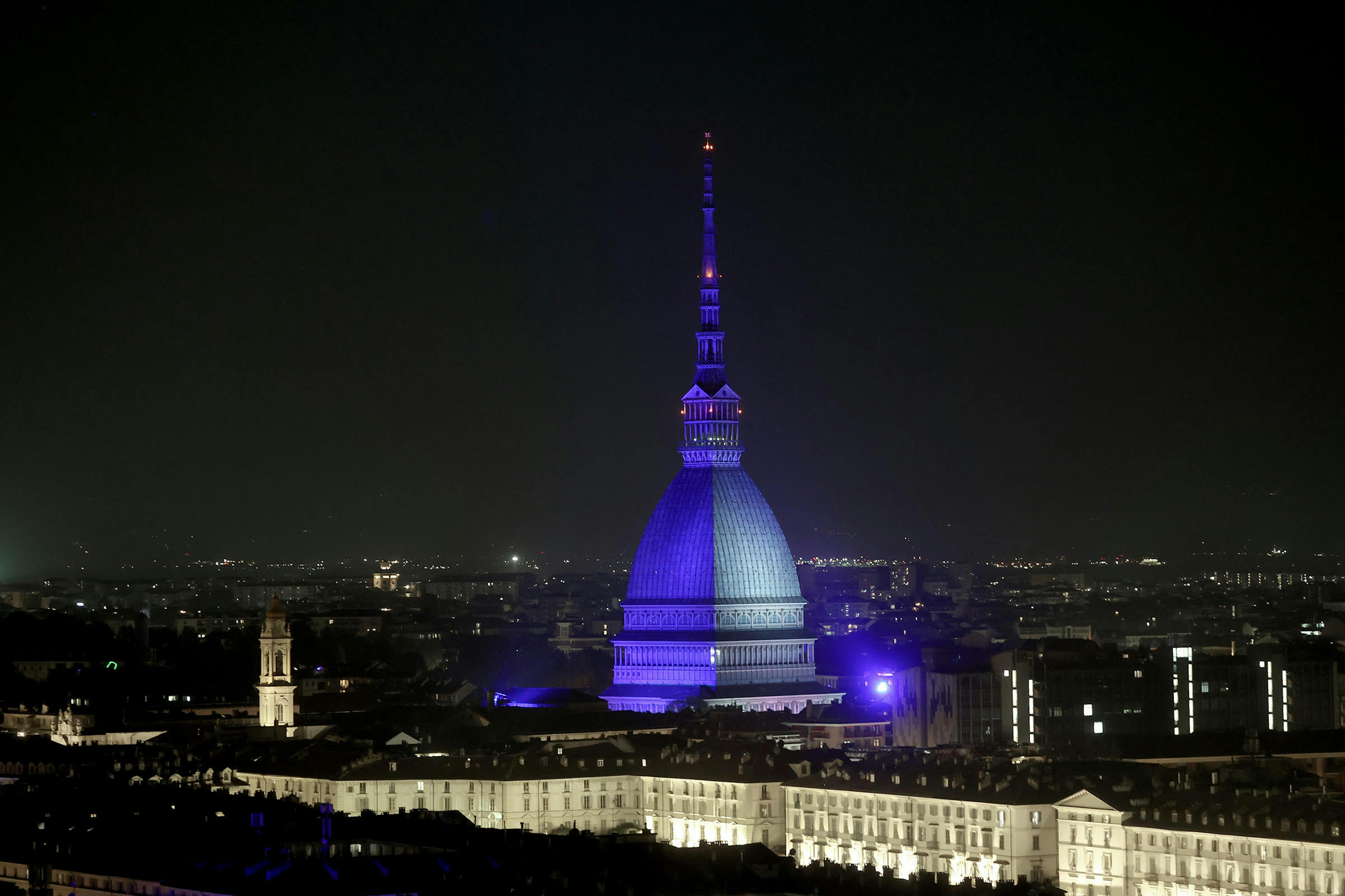 Go blue, la mole anotonelliana illuminata di blu