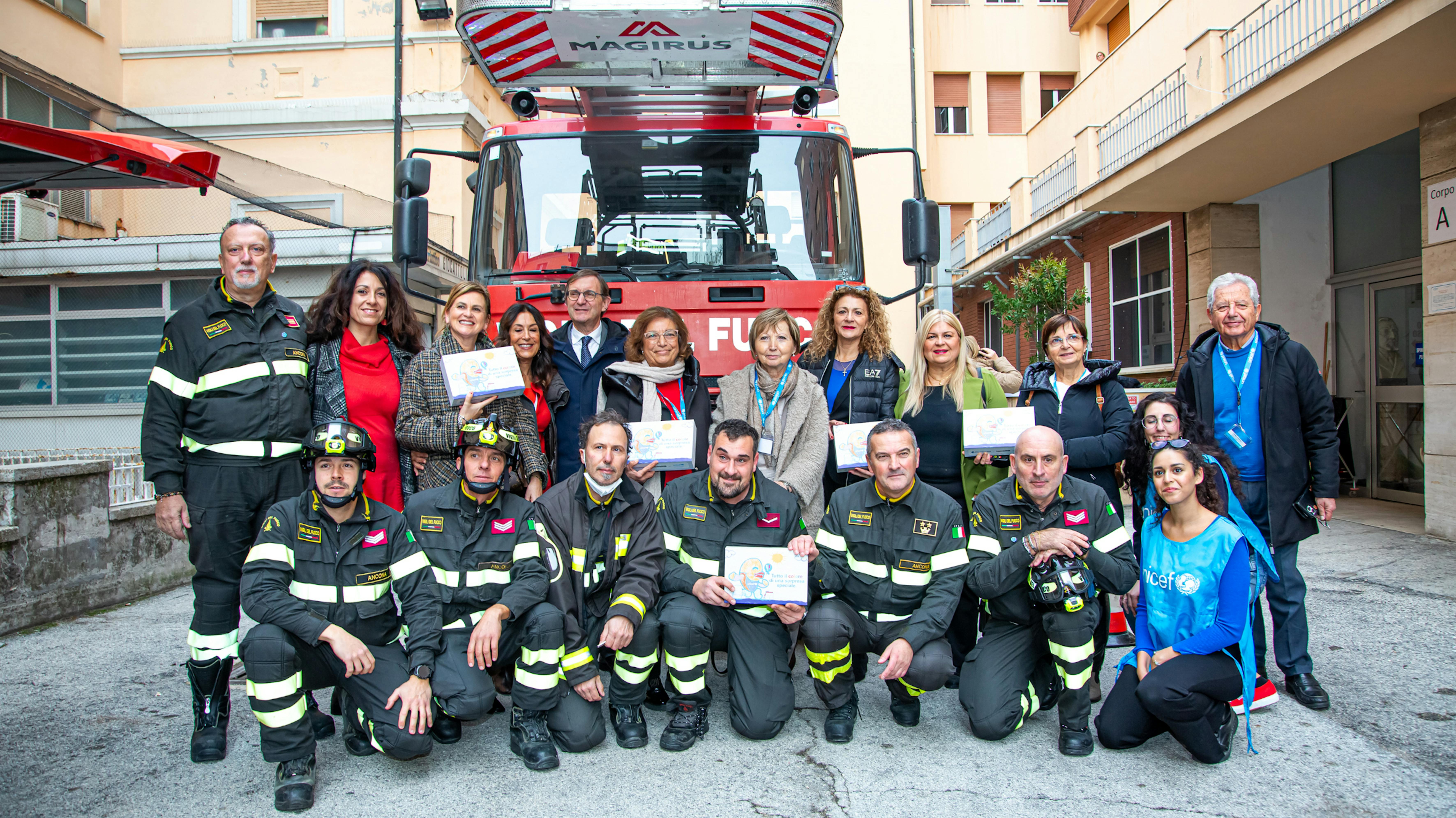 Ancona -i Vigili del Fuoco, ambascitori UNICEF, lo staff UNICEF, Pierpoaolo Clementoni e il comune di Ancona con il Regalo sospeso