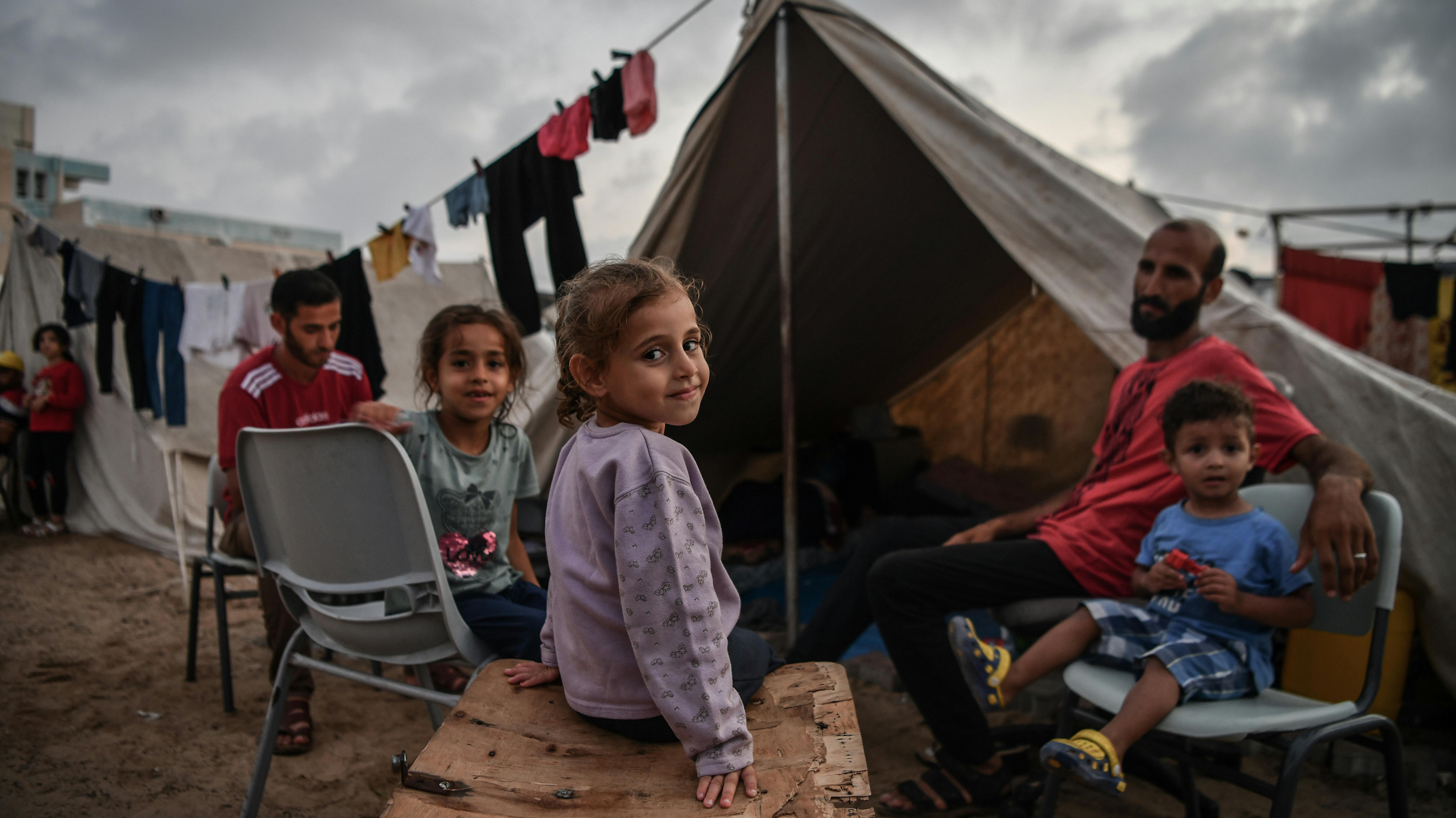 Lama, 4 anni, seduta davanti alla sua tenda nel campo di accoglienza dell'UNRWA a Khan Younis, nel sud della Striscia di Gaza.