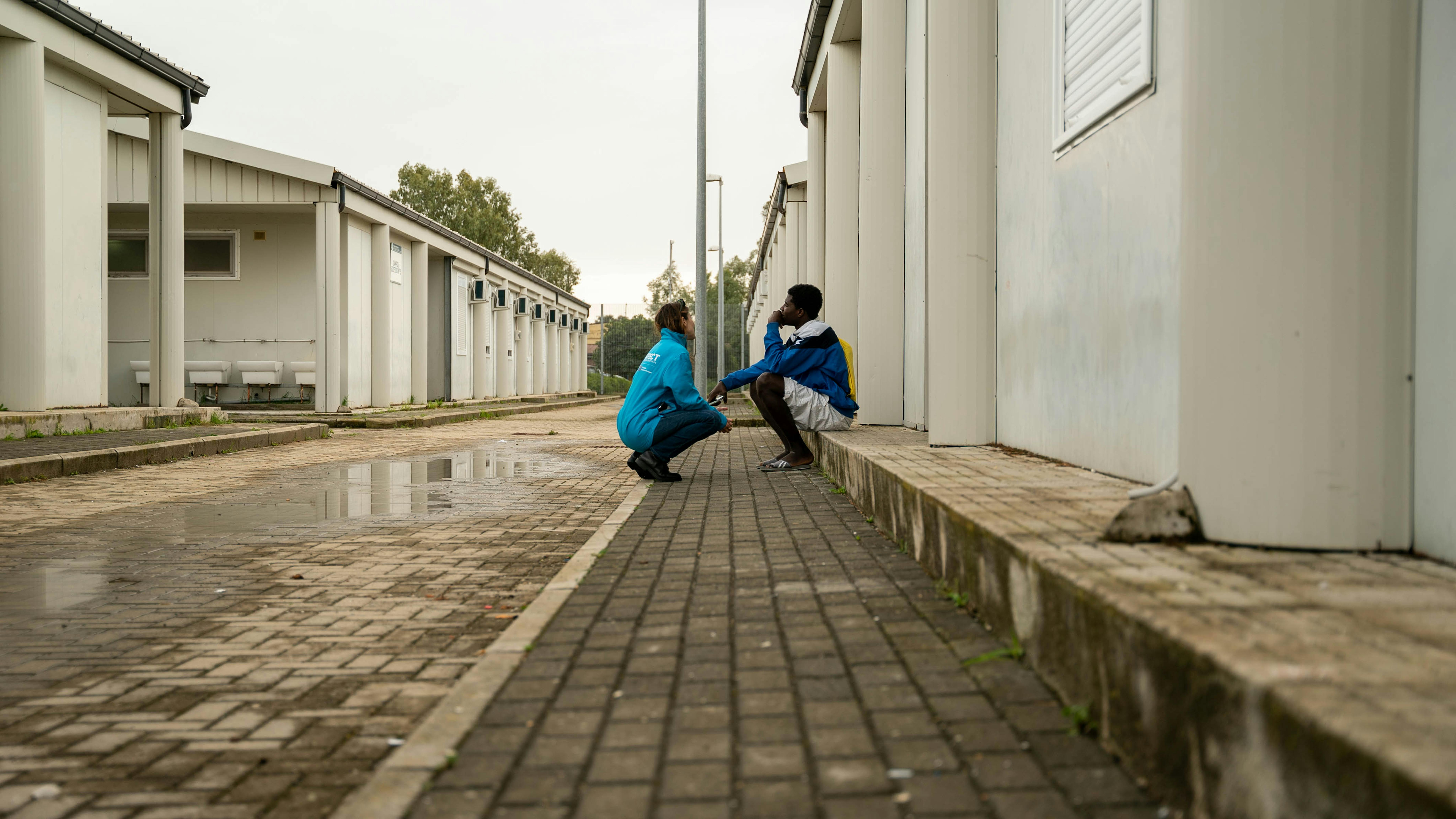 Cara di Crotone, un'operatrice UNICEF parla con un giovane migrante. Credit: Antonioli 2023