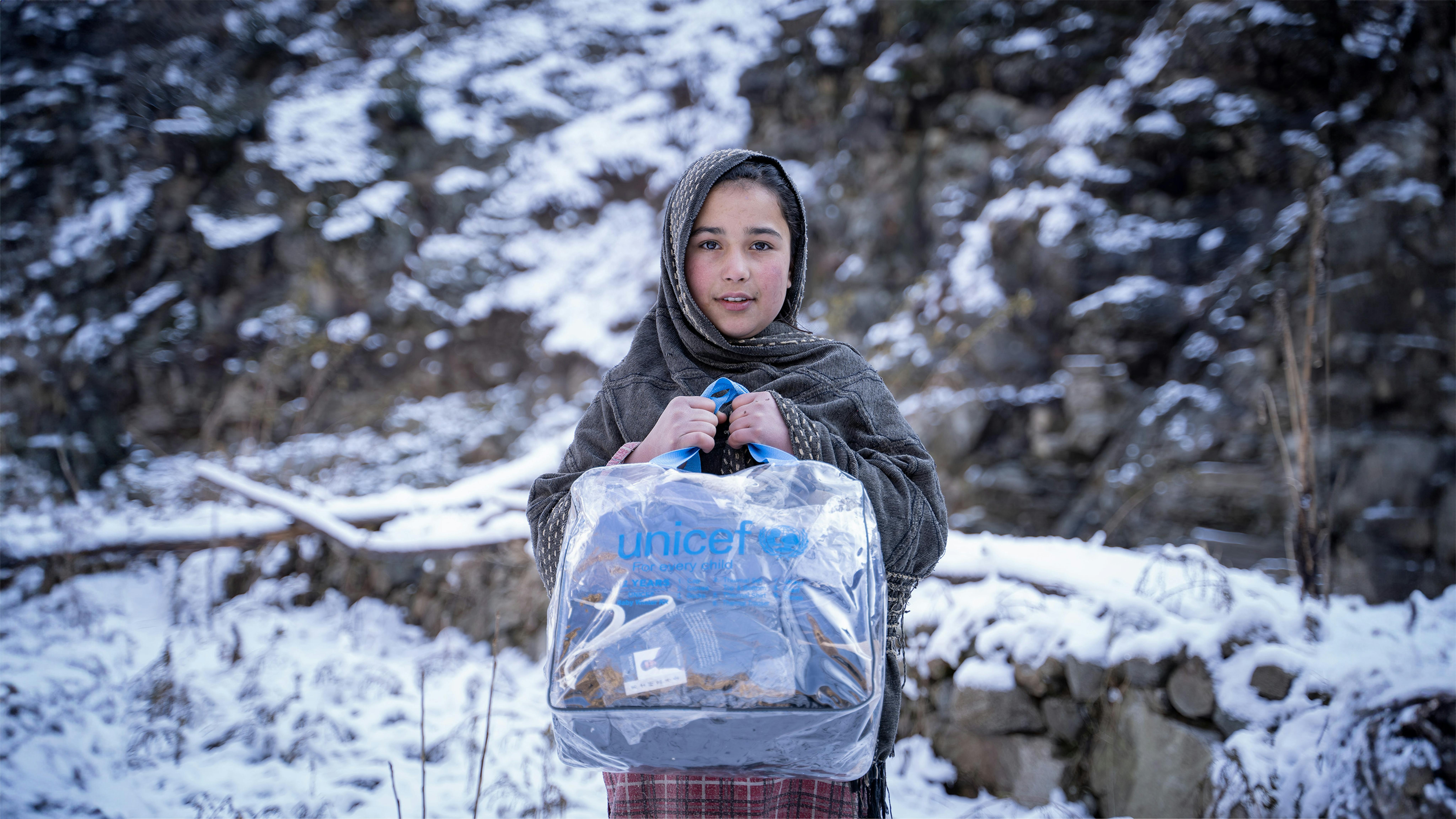 Pakistan - Anfal, di 10 anni con ill kit invernale dell'UNICEF appena ricevuto nel villaggio di Sulool Daramdala, distretto di Upper Dir, Khyber Pakhtunkhwa.