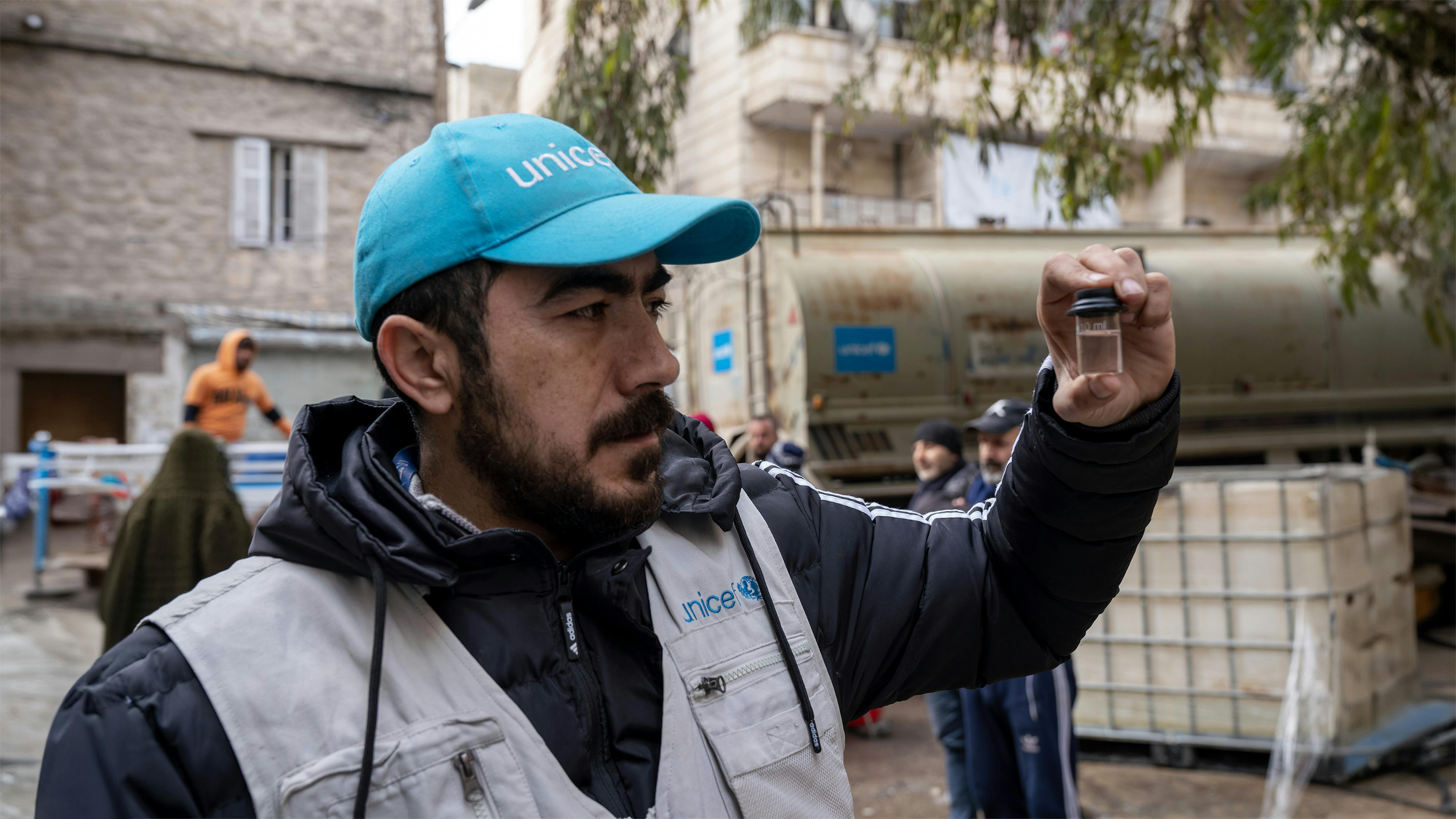 Siria - Staff UNICEF verifica la qualità dell'acqua traspostata da un camion cisterna ad Aleppo