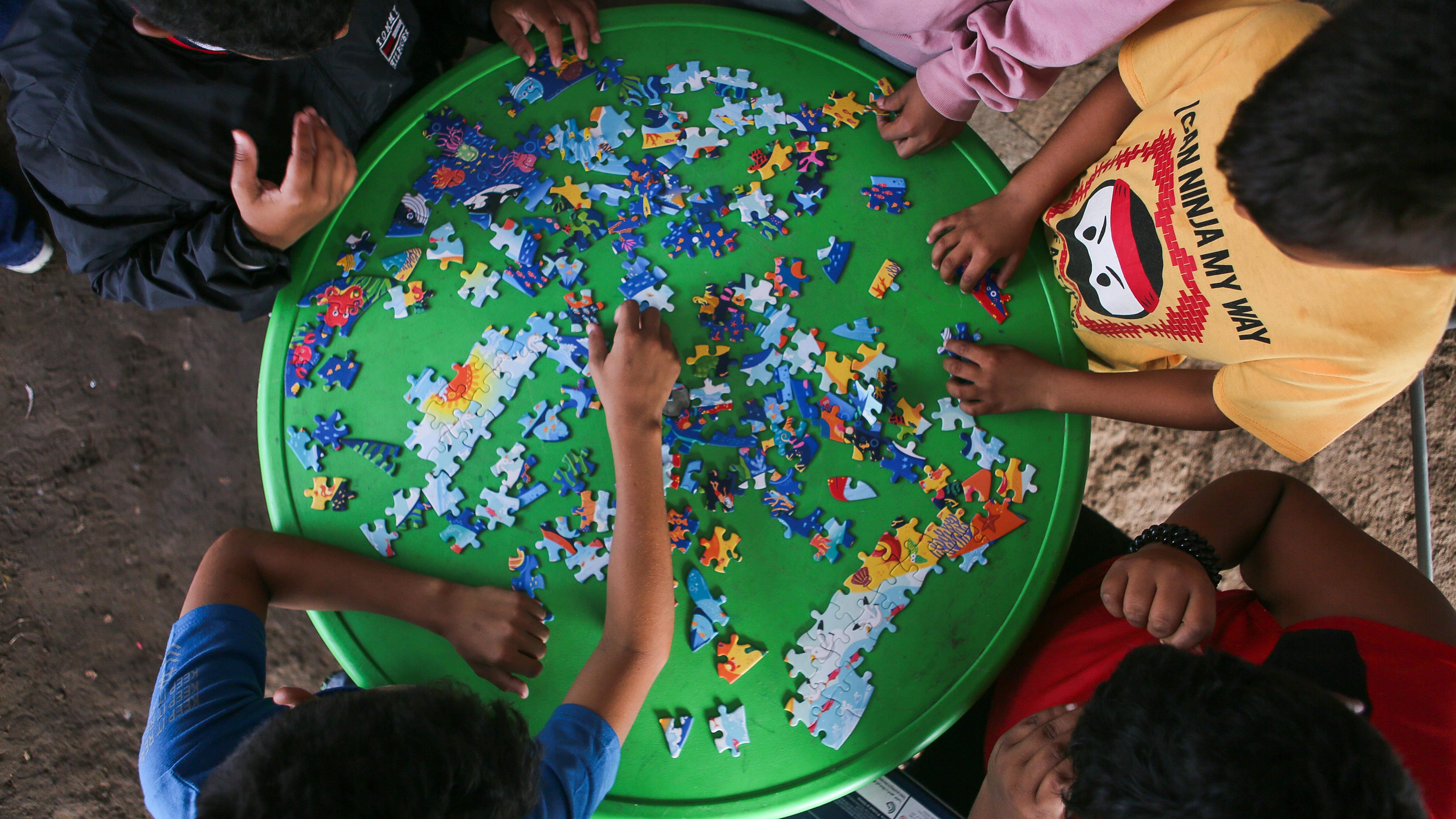 Honduras - bambini giocano in uno spazio di accoglienza dei migranti