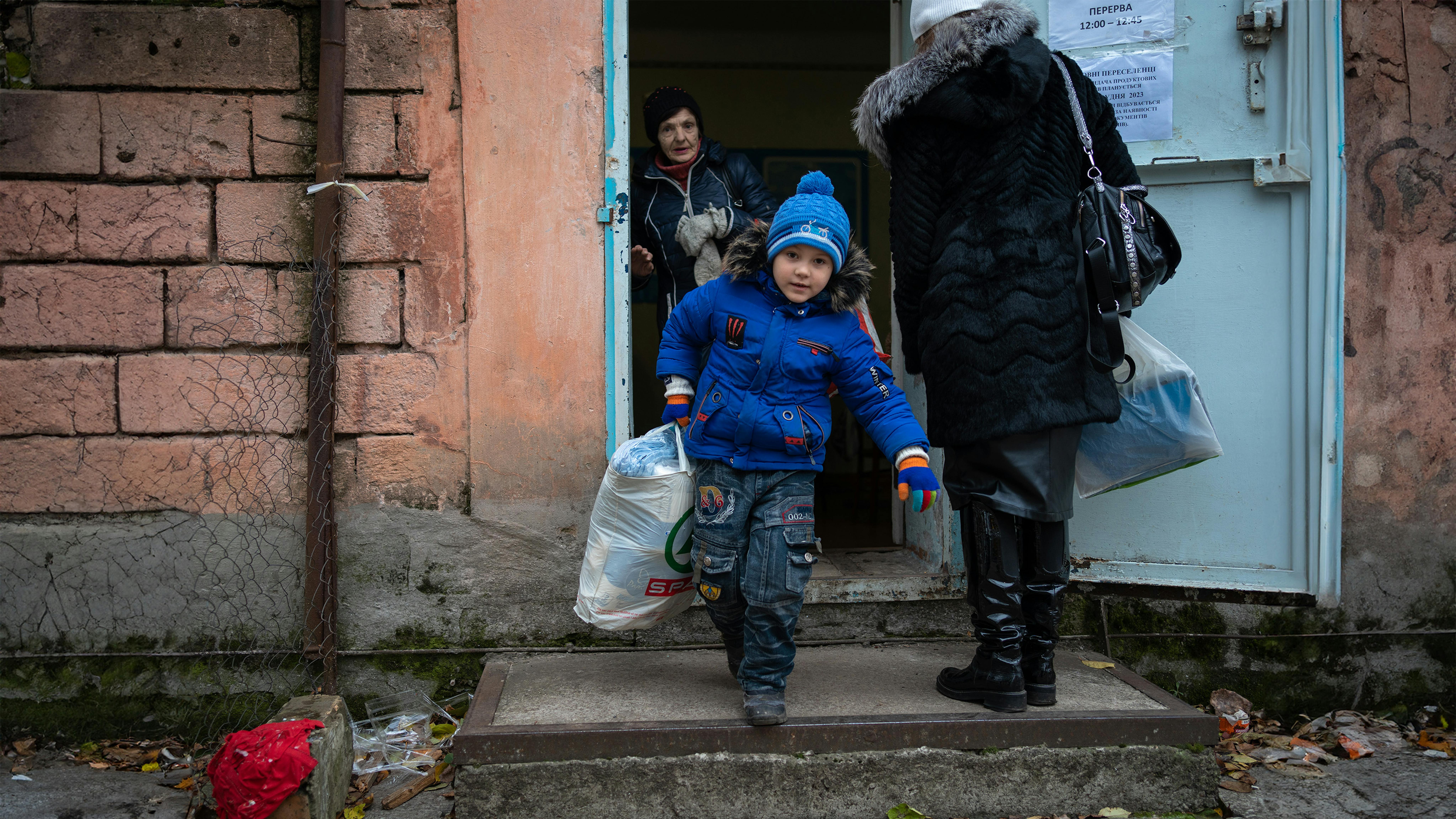 Ucraina Una famiglia riceve kit di abbigliamento invernale per bambini e altri beni dall’UNICEF