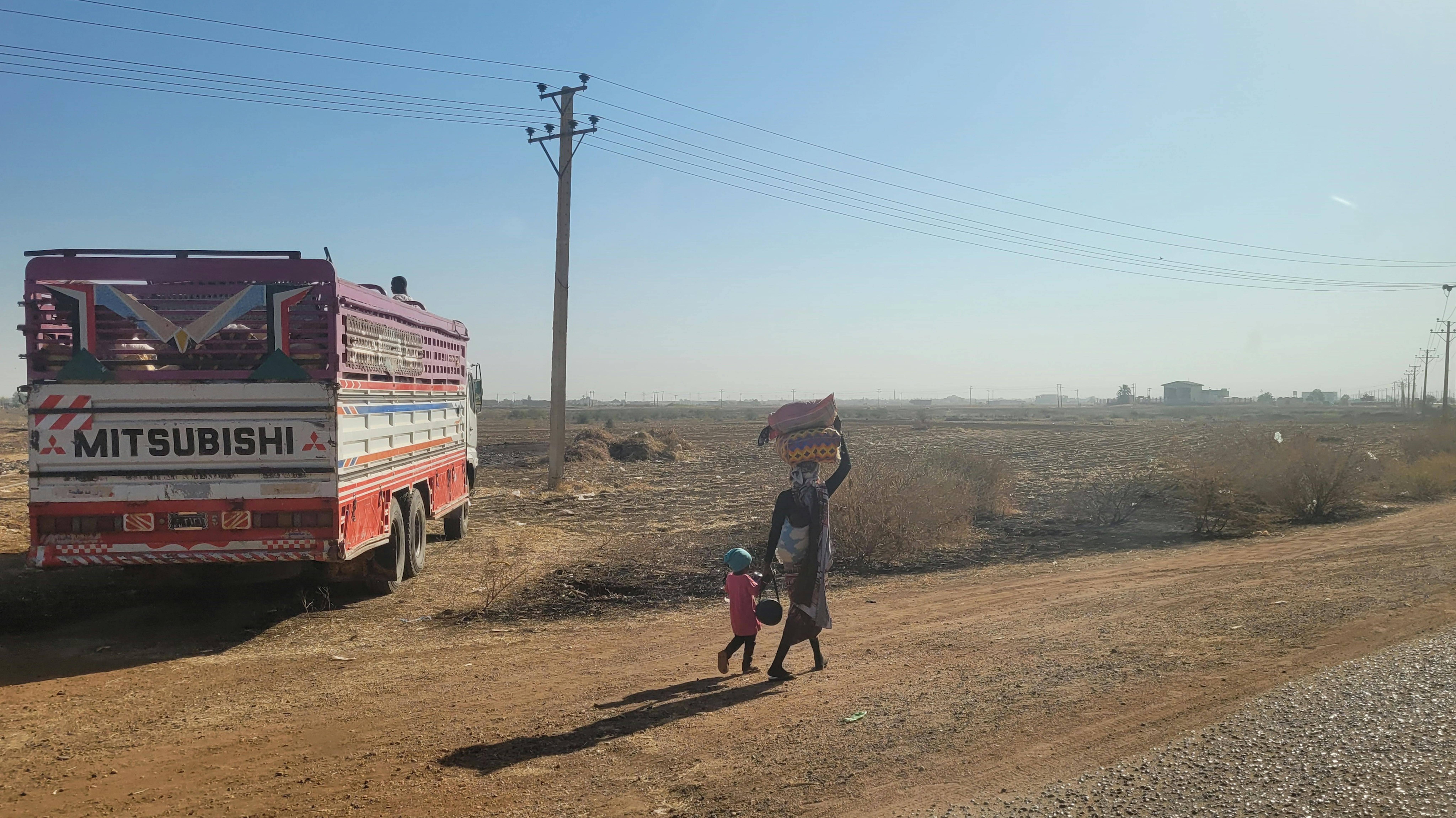 Sudan - Bambini e famiglie fuggono a piedi da Wad Madani, nello stato di Al Jazirah, in seguito ai recenti scontri.
