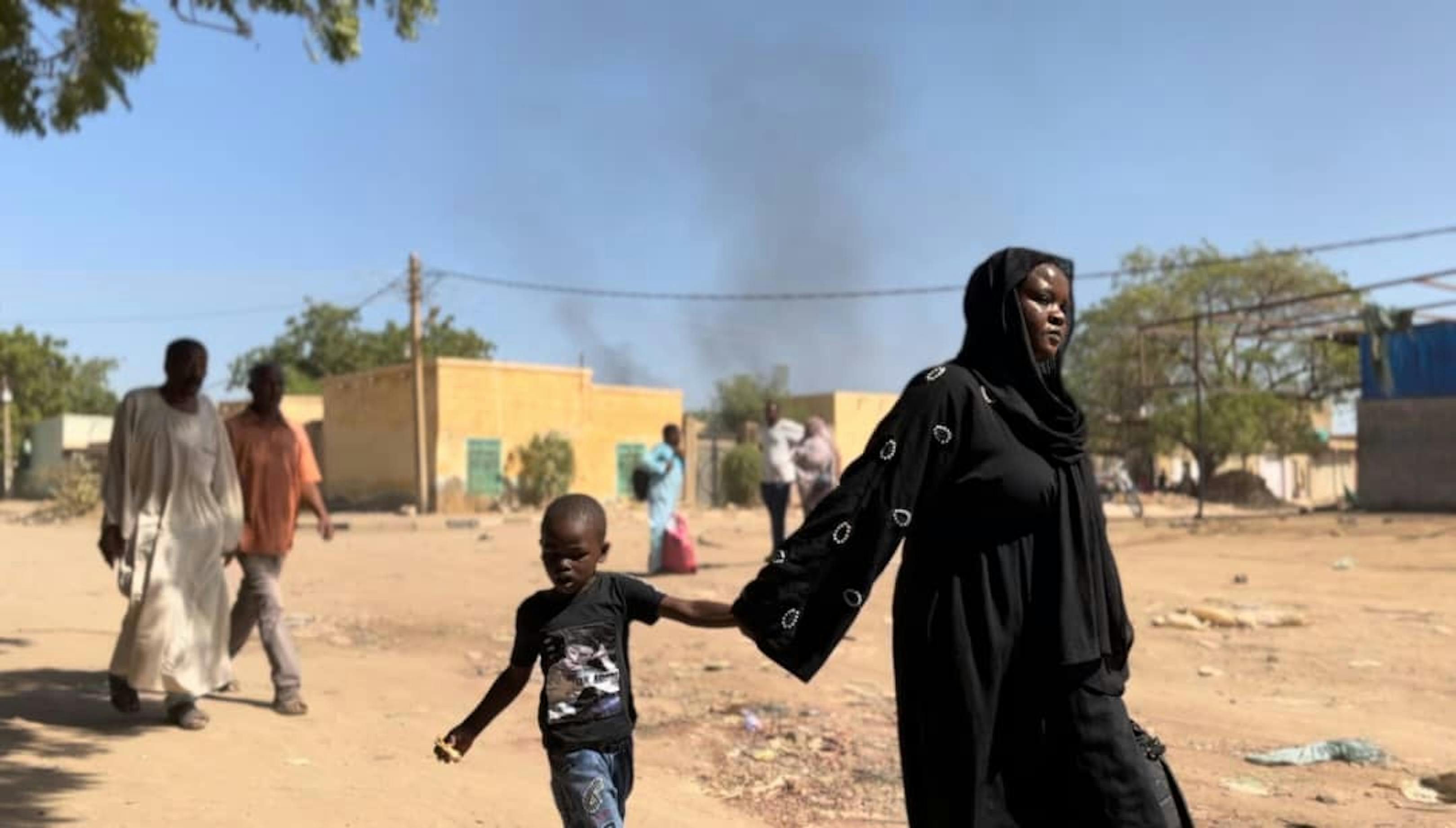 Sudan, una mamma con il suo bambino fuggono a piedi da Wad Madani, nello stato di Al Jazirah, in seguito ai recenti scontri.