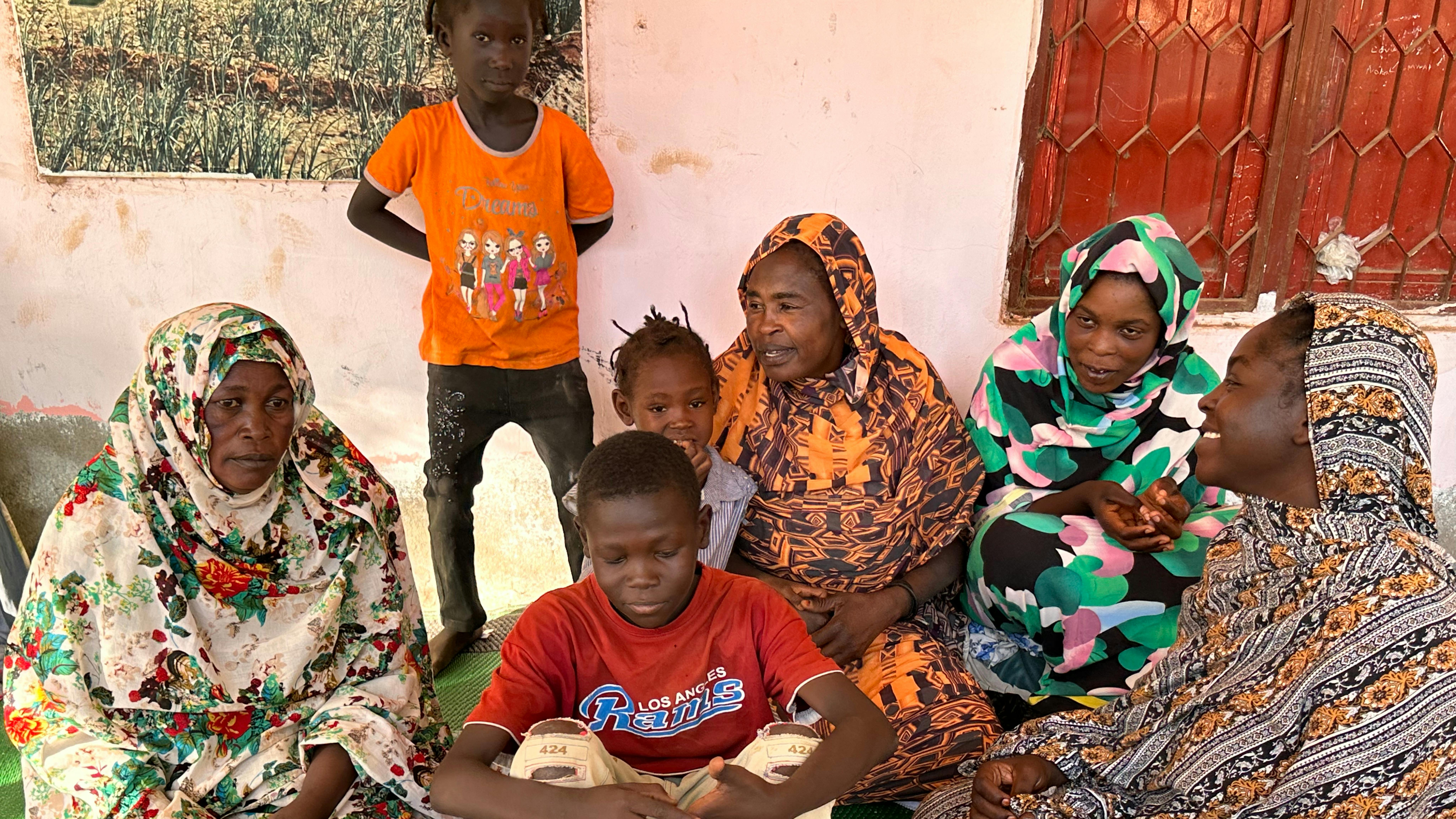 Muayad e alcuni famigliari fuggiti a Sennar in seguito ai recenti scontri a Gezira, in Sudan