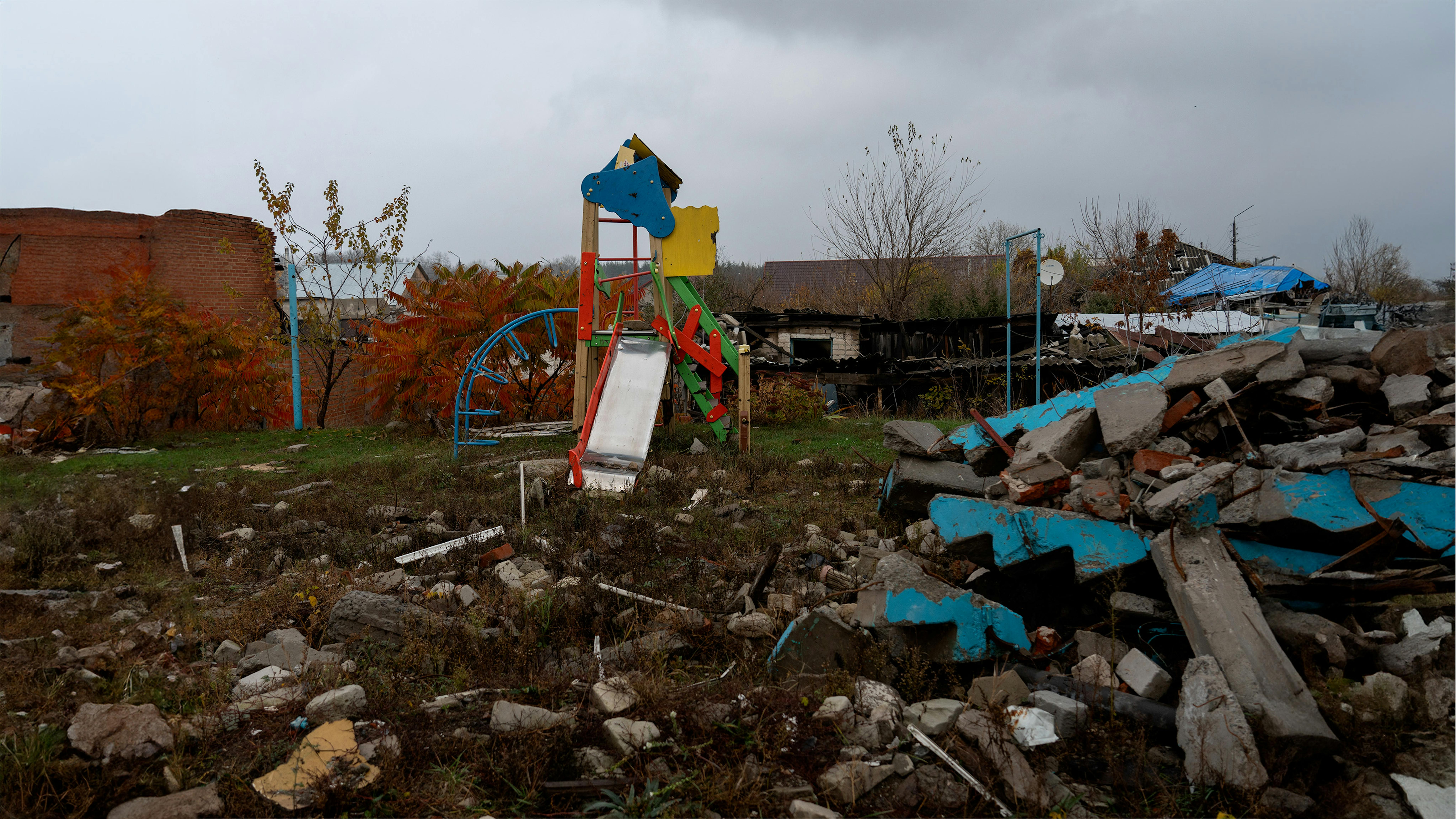 Izium, oblast di Kharkivska, Ucraina. Un parco giochi, danneggiato dai bombardamenti.