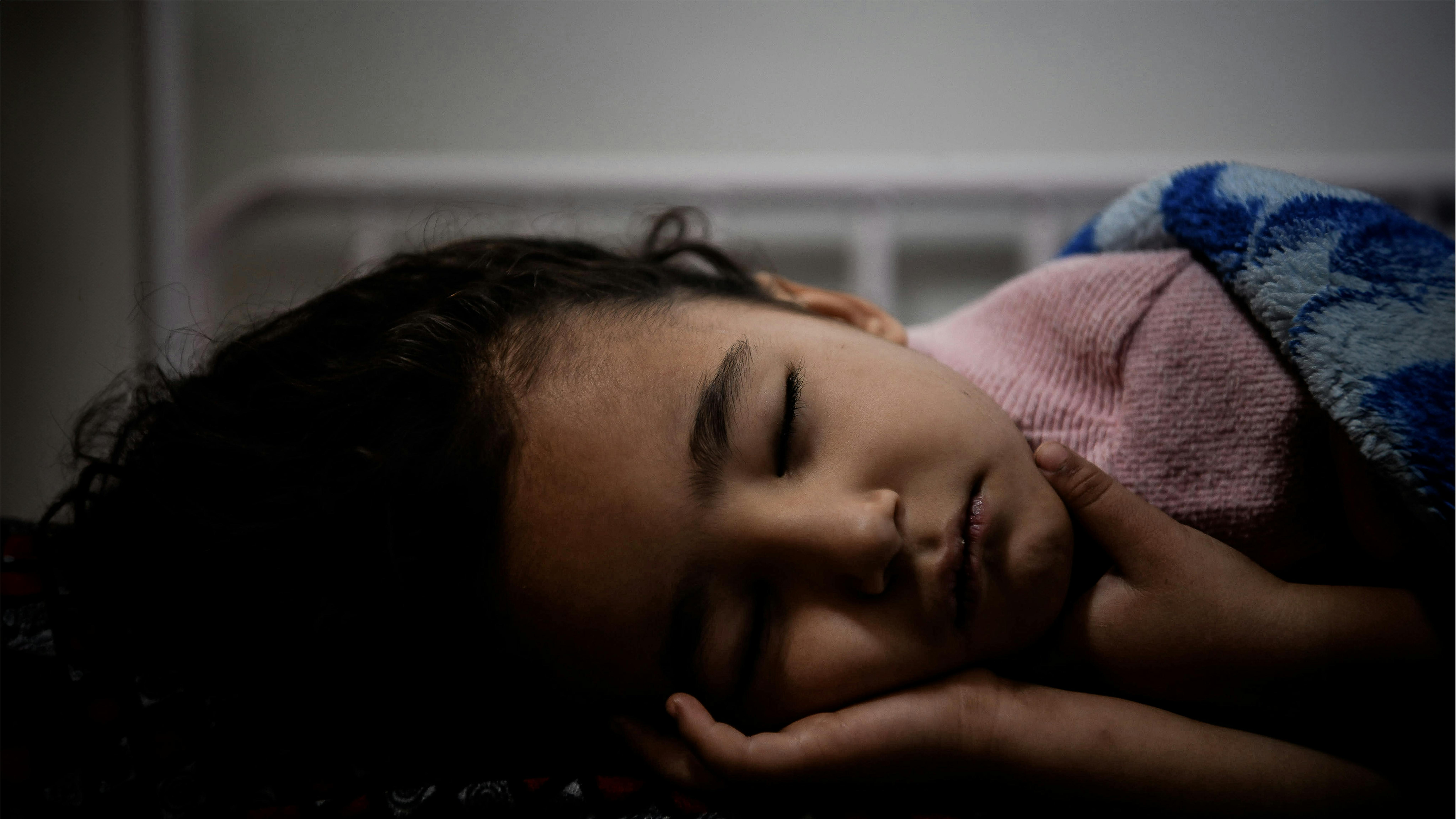 Ghazal, 4 anni porta sul proprio corpo i segni della guerra. Il 12 ottobre scorso la sua casa a Gaza è stata colpita dalle bombe: è rimasta ferita ad una gamba e, poiché non è stato possibile intervenire subito per curarla, i medici hanno dovuto amputargliela.