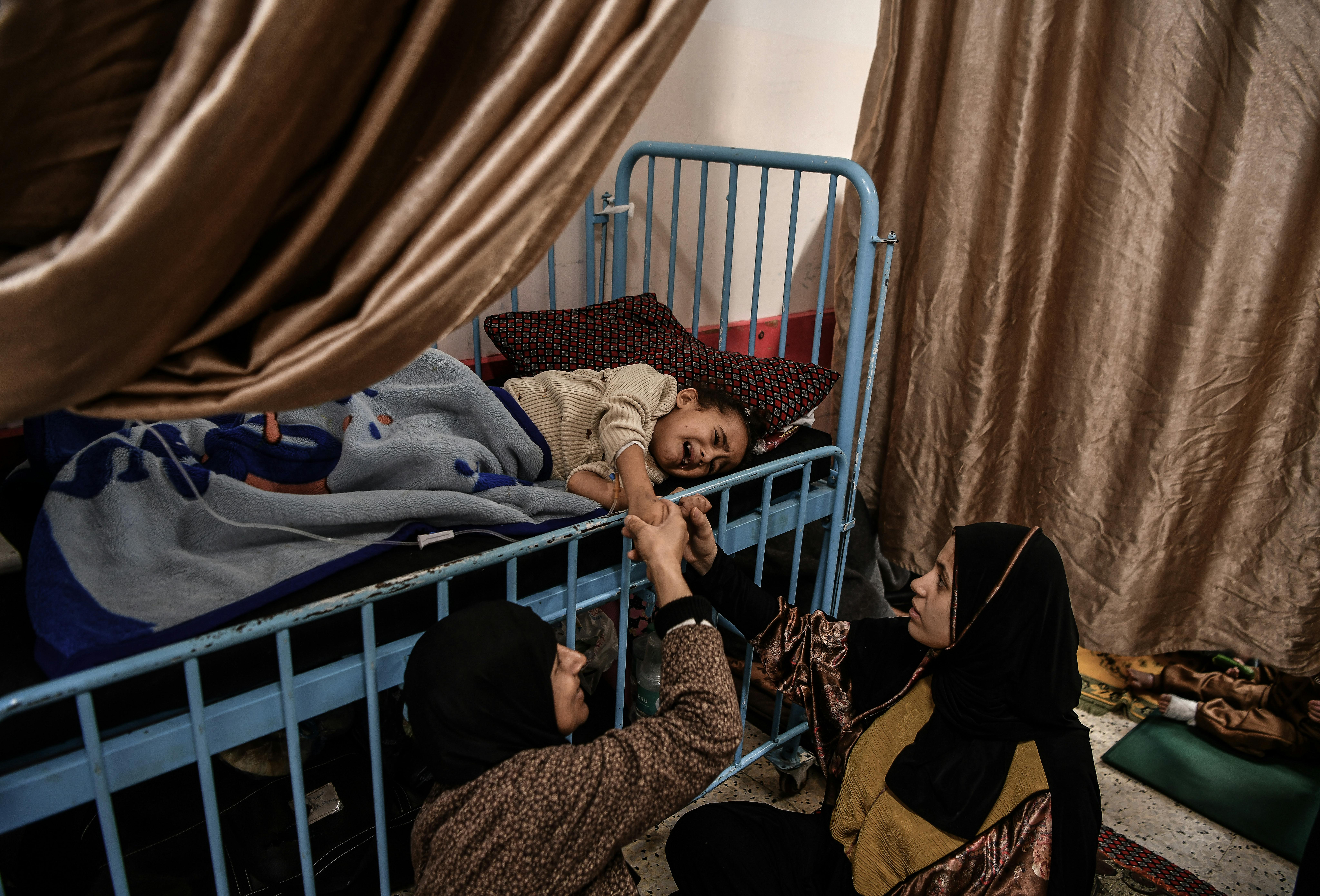 Dopo l’operazione Ghazal ha trascorso alcuni giorni ricoverata nell’ospedale. Mentre era distesa per ore sul lettino nel corridoio dell’ospedale, alle prese con un dolore fortissimo, la sua famiglia è rimasta con lei. Qui è con la madre e la nonna