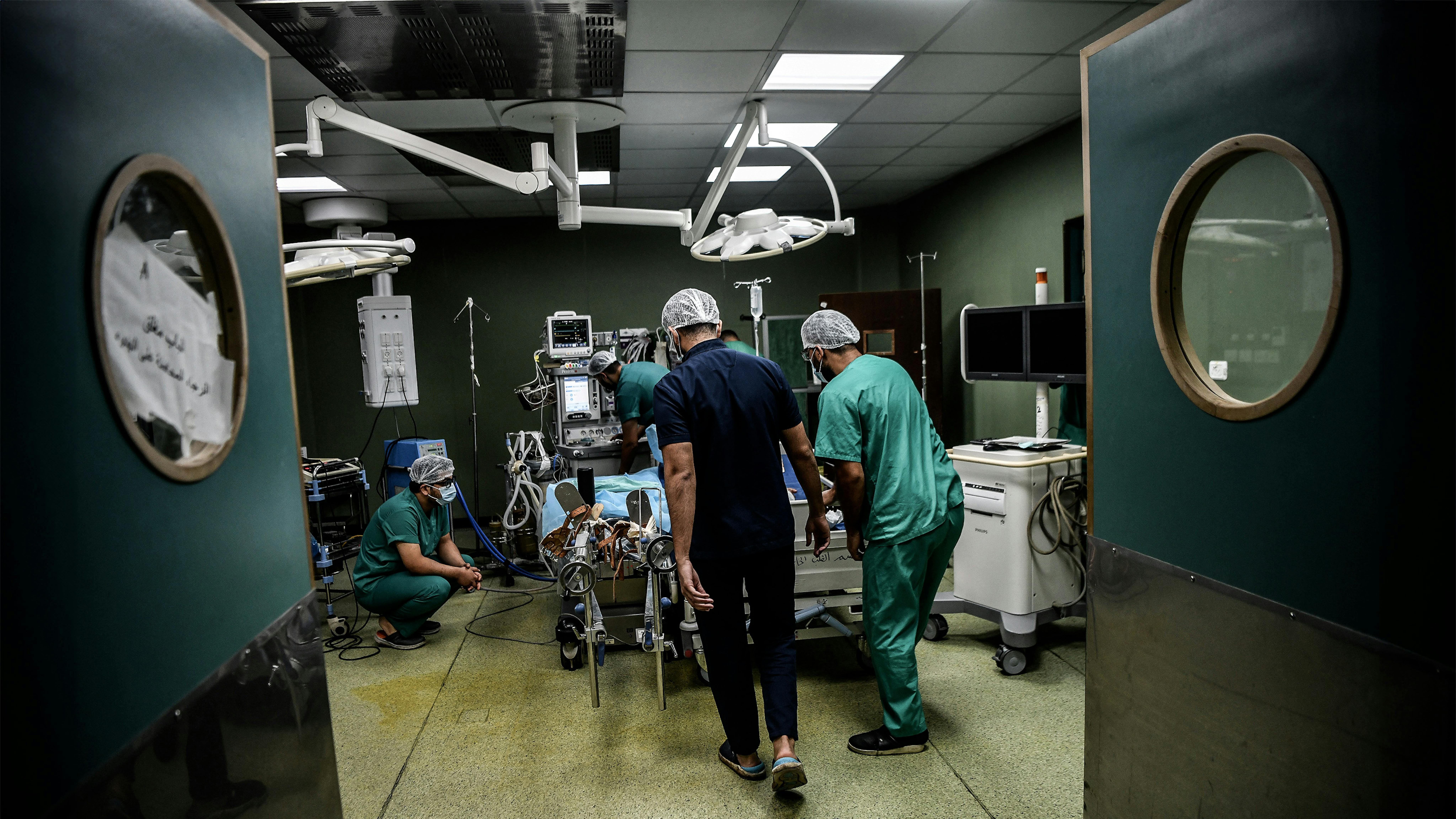 Sala operatoria dell'ospedale Nasser a Khan Younis, i medici hanno dovuto compiere una scelta terribile: amputare la gamba di Ghazal, 4 anni