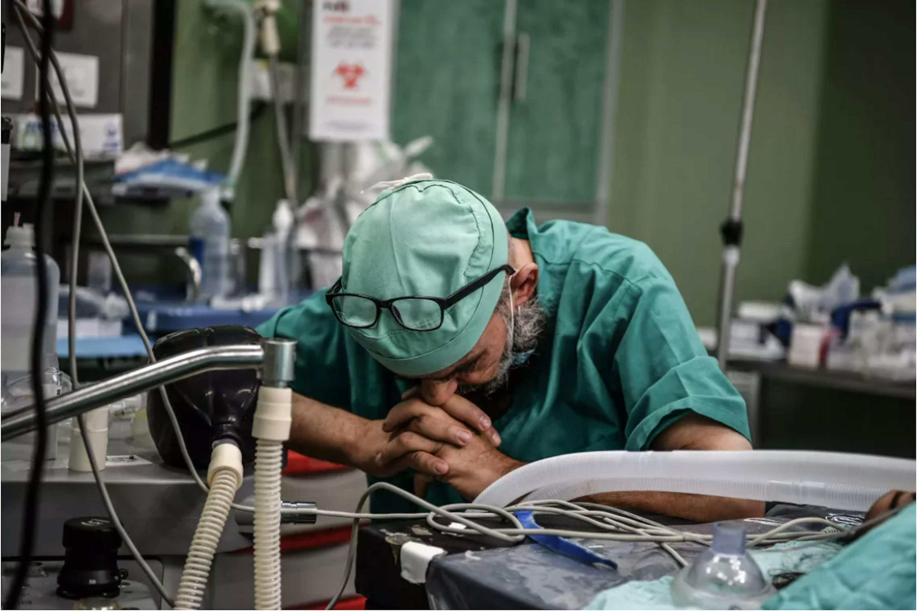 Gaza, un membro dello staff medico dell'ospedale Nasser di Khan Yunis provato dopo aver amputato la gamba a una bambina di soli 4 anni