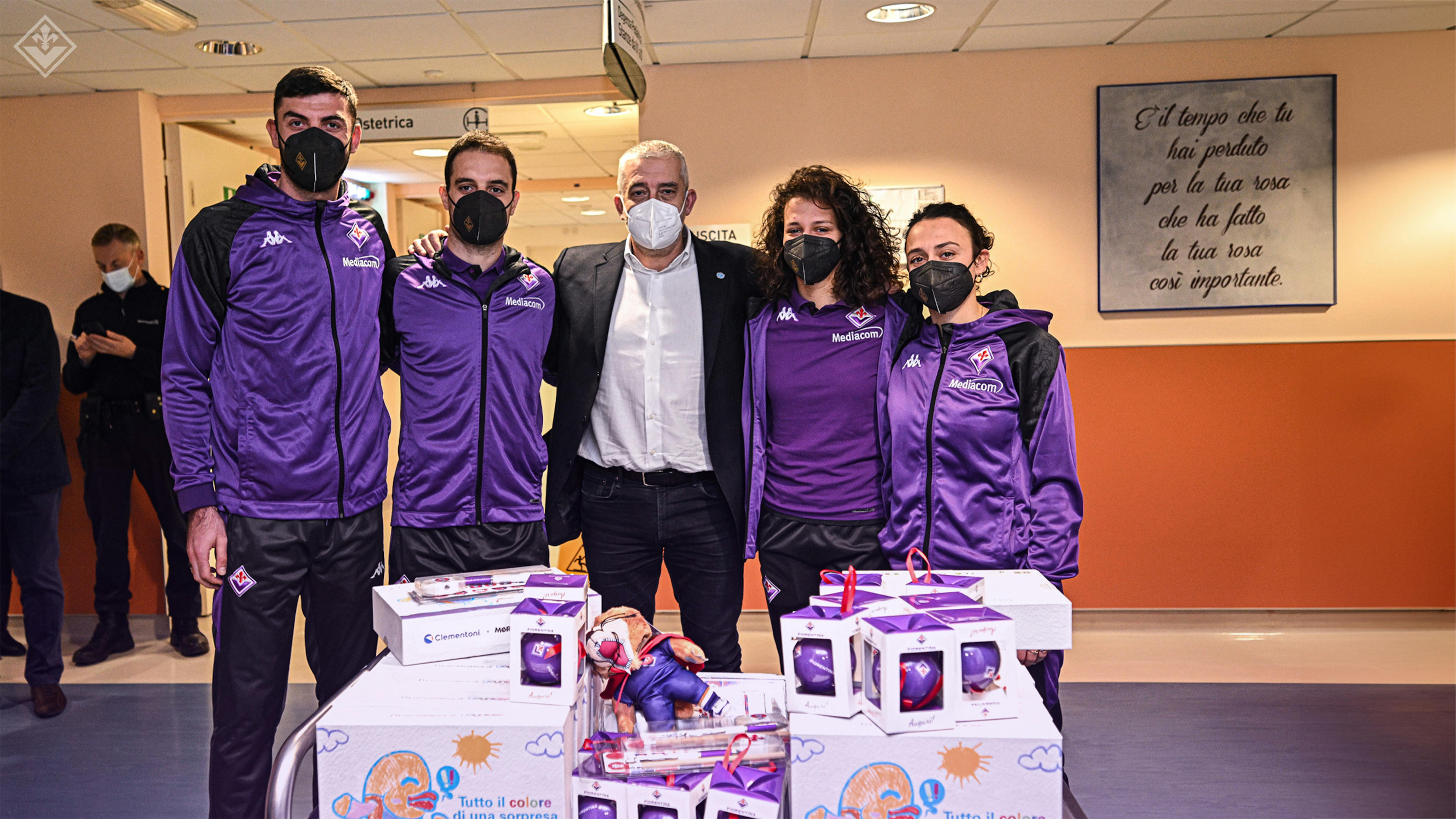 Il DG UNICEF Italia Paolo Rozera (al centro) con i giocatori della ACF Fiorentina