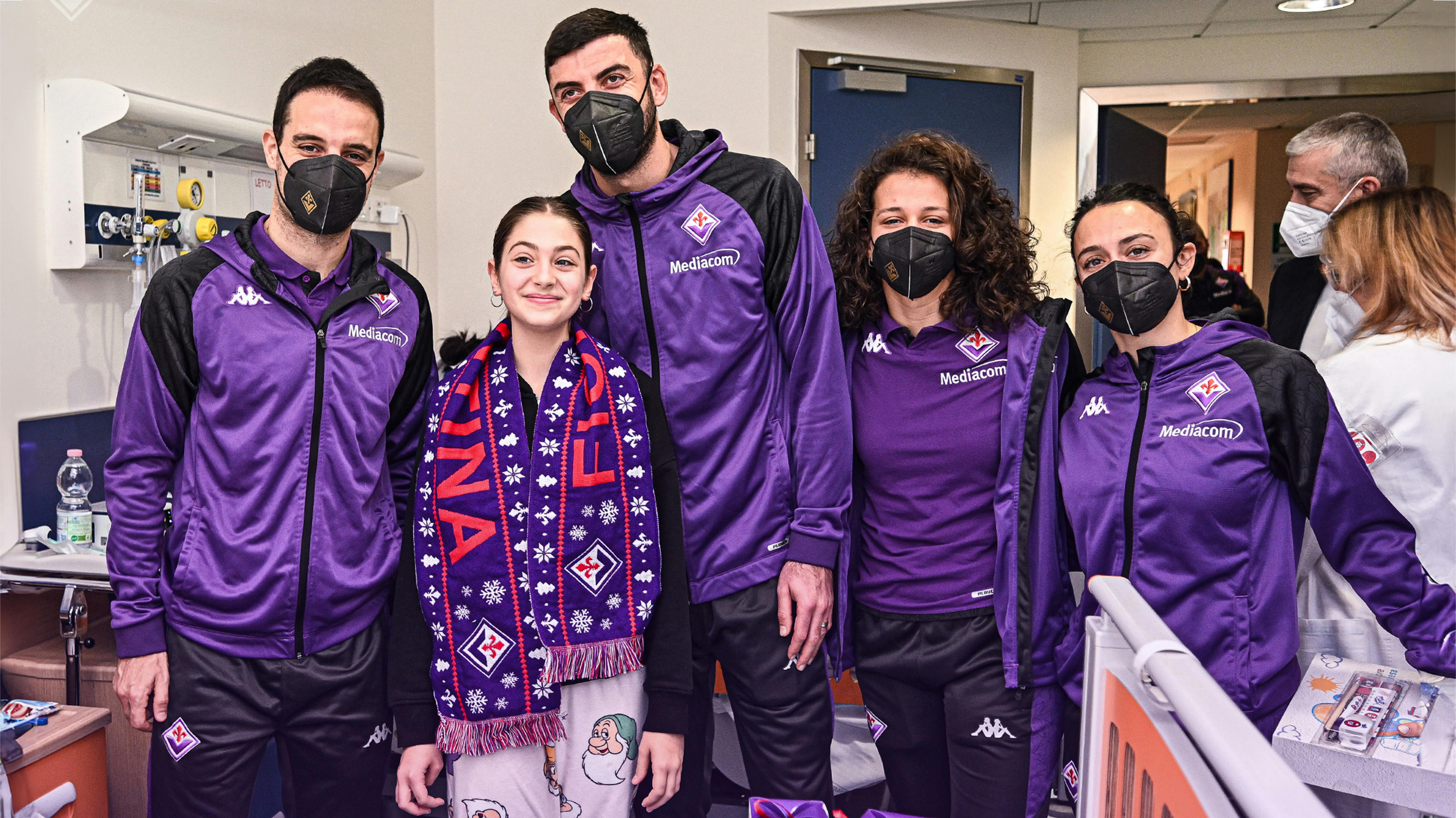 Un momento della consegna del Regalo Sospeso  al Nuovo Ospedale Santo Stefano di Prato