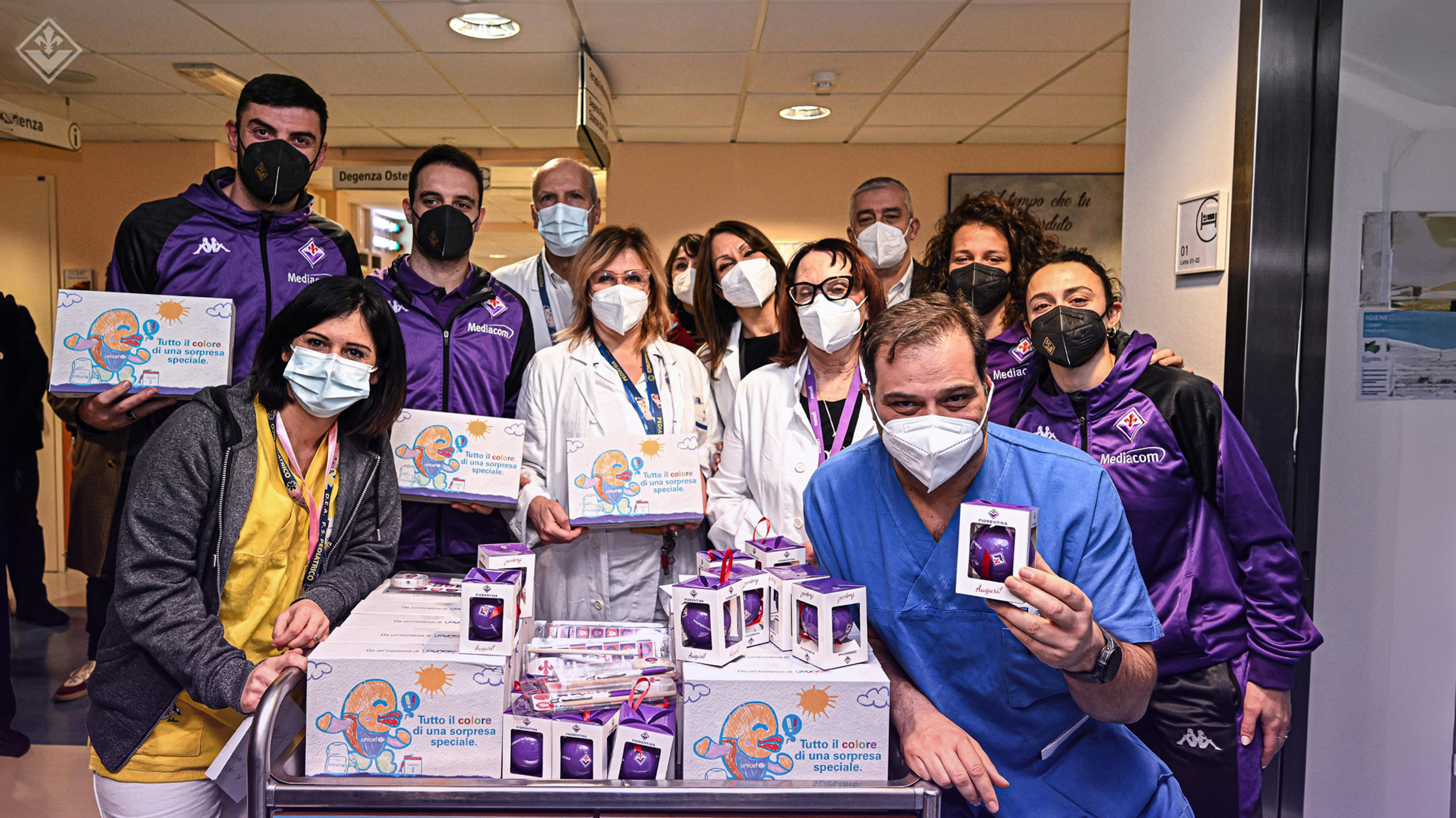 I giocatori di ACF Fiorentina, il personale medico del Nuovo Ospedale Santo Stefano di Prato e il DG UNICEF Paolo Rozera in posa con il Regalo Sospeso