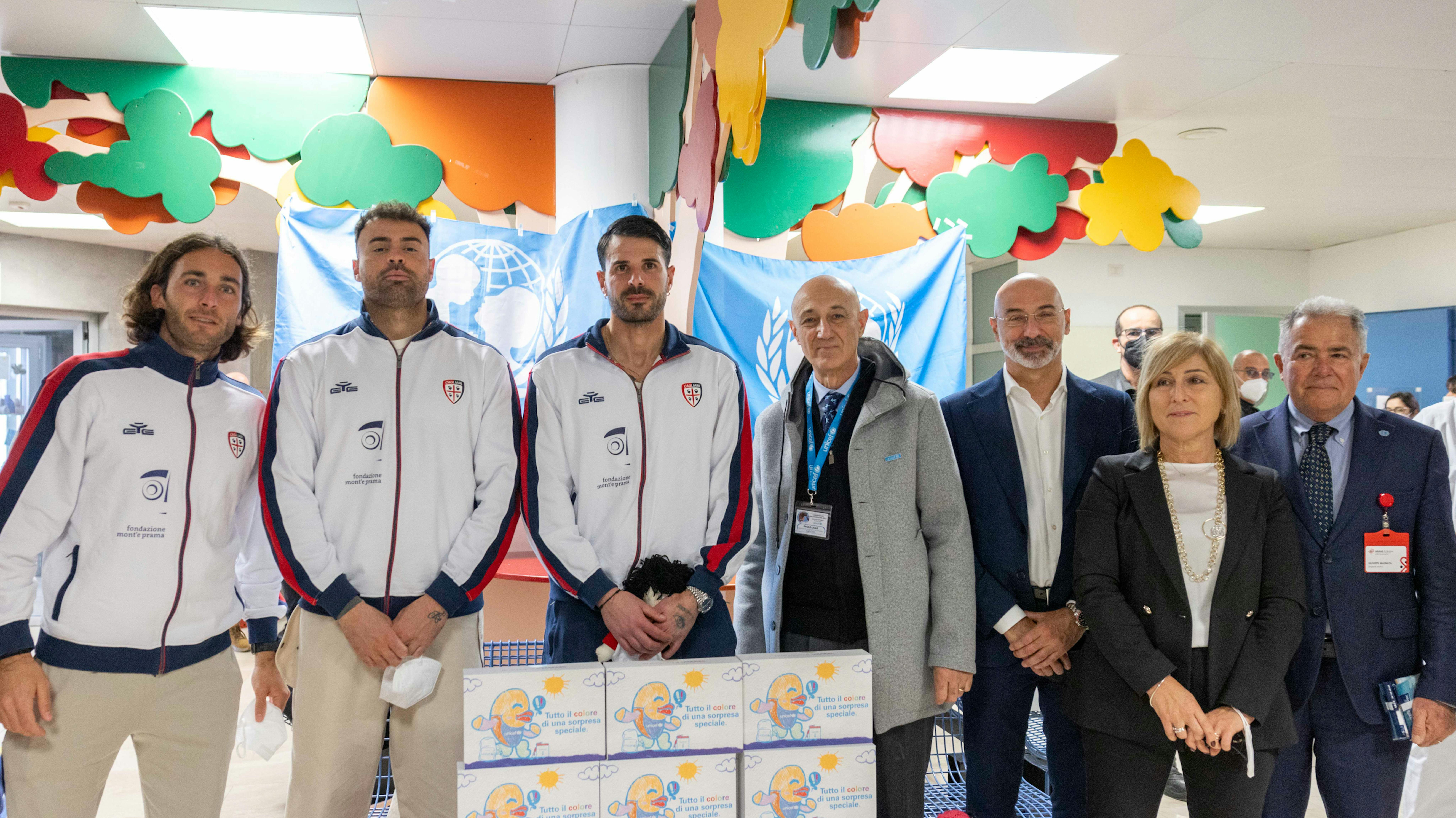 Un momento della consegna del regalo sospeso all'ospedale di Cagliari