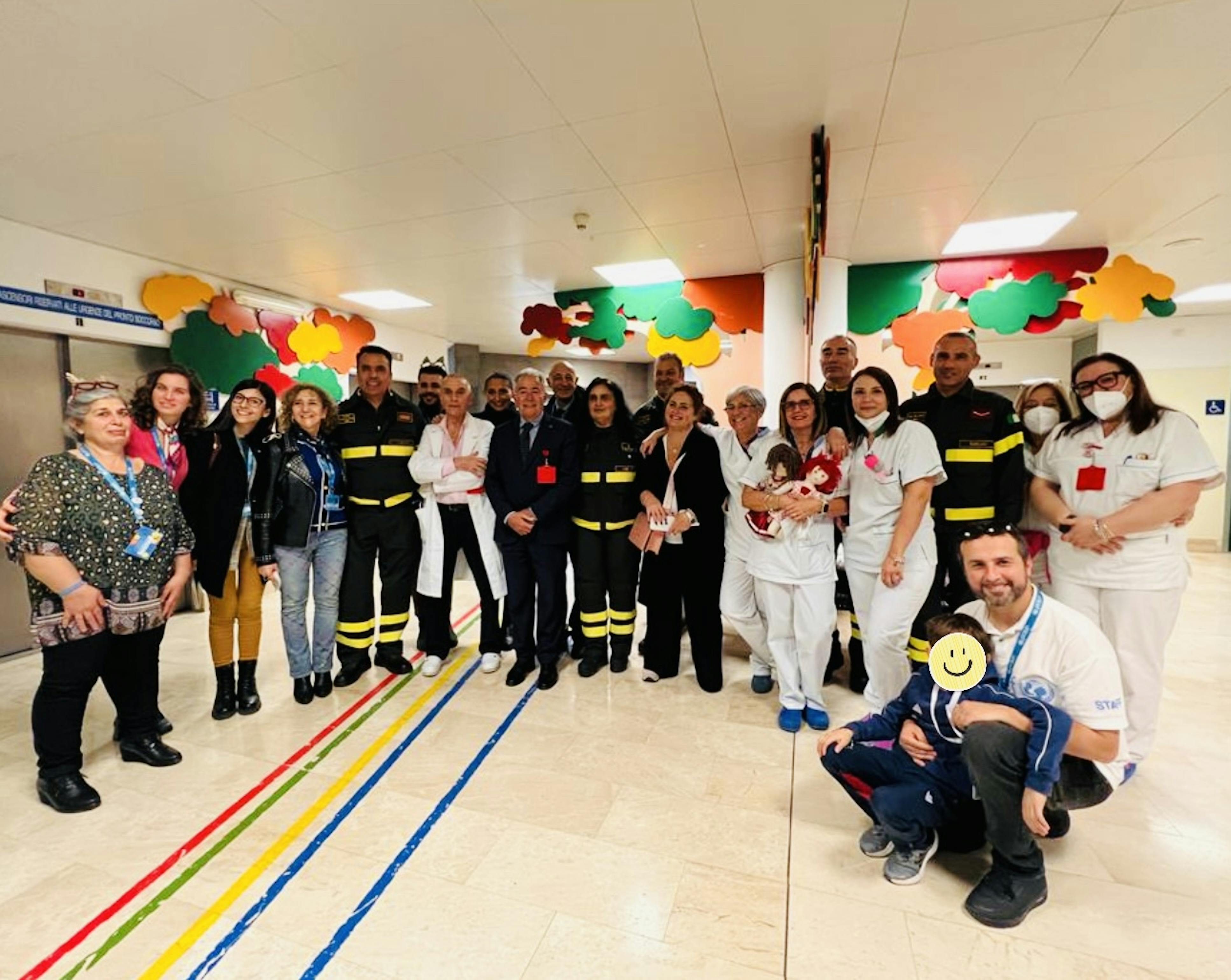 volontari Unicef del CP di Cagliari con il presidente del CP  Paolo Ligas e del CR Giuseppe Masnata,  infermieri e medici del G. Brotziu  e i VdF