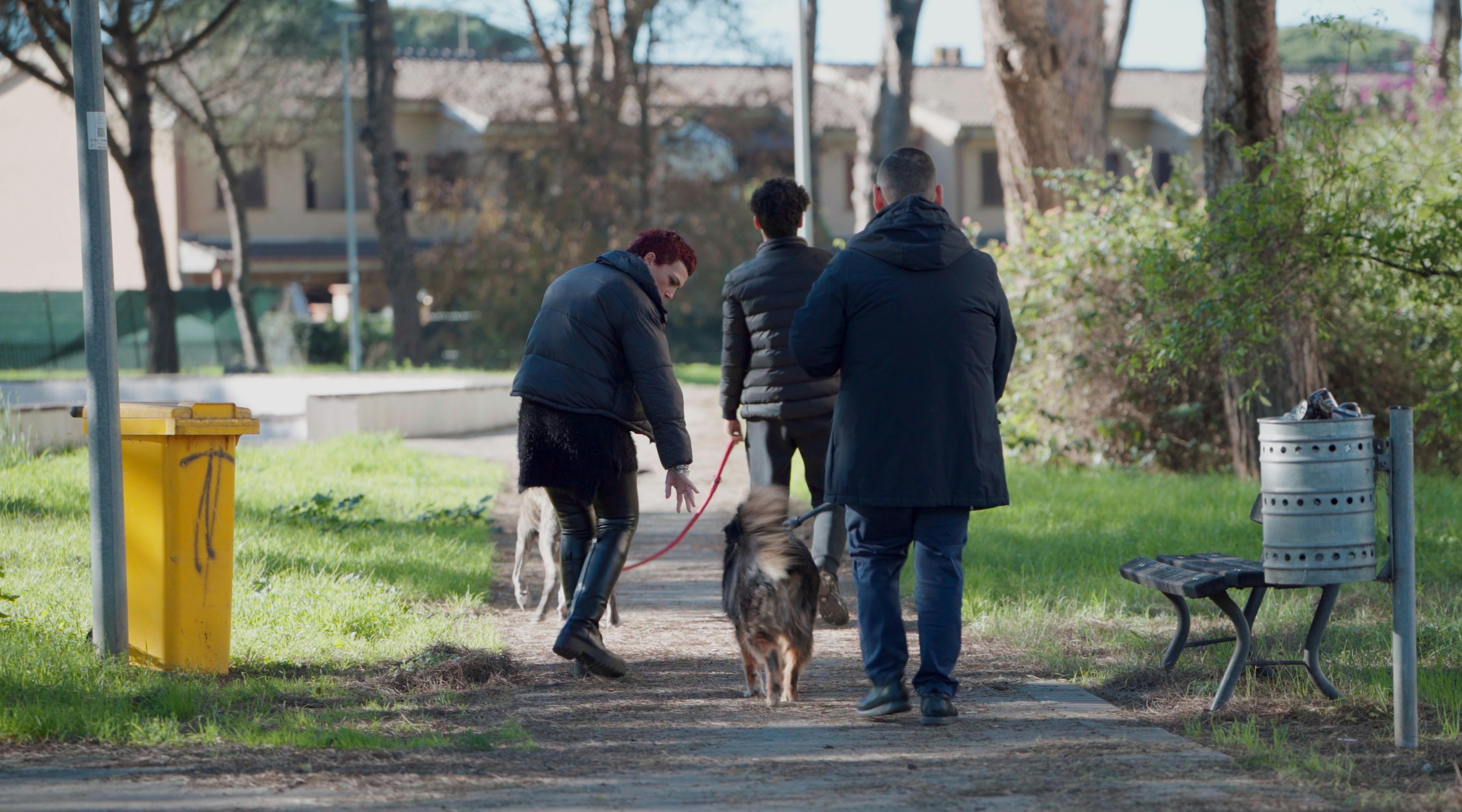 M. e i genitori affidatari Ilaria e Adrien in una passeggiata pomeridiana