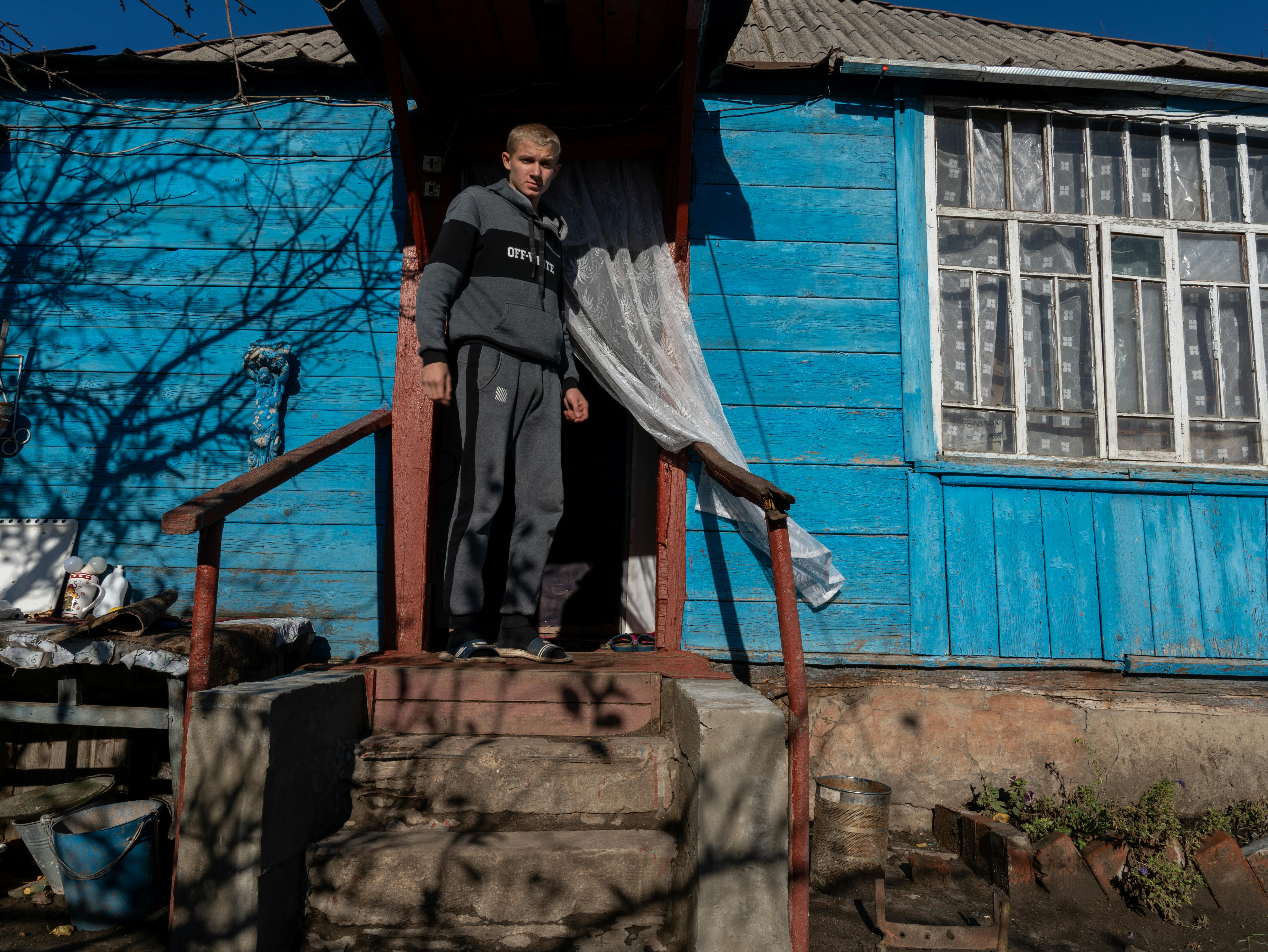 Izium, Ucraina. Habriel, 17 anni, è sulla soglia della casa che lui e sua madre hanno affittato.