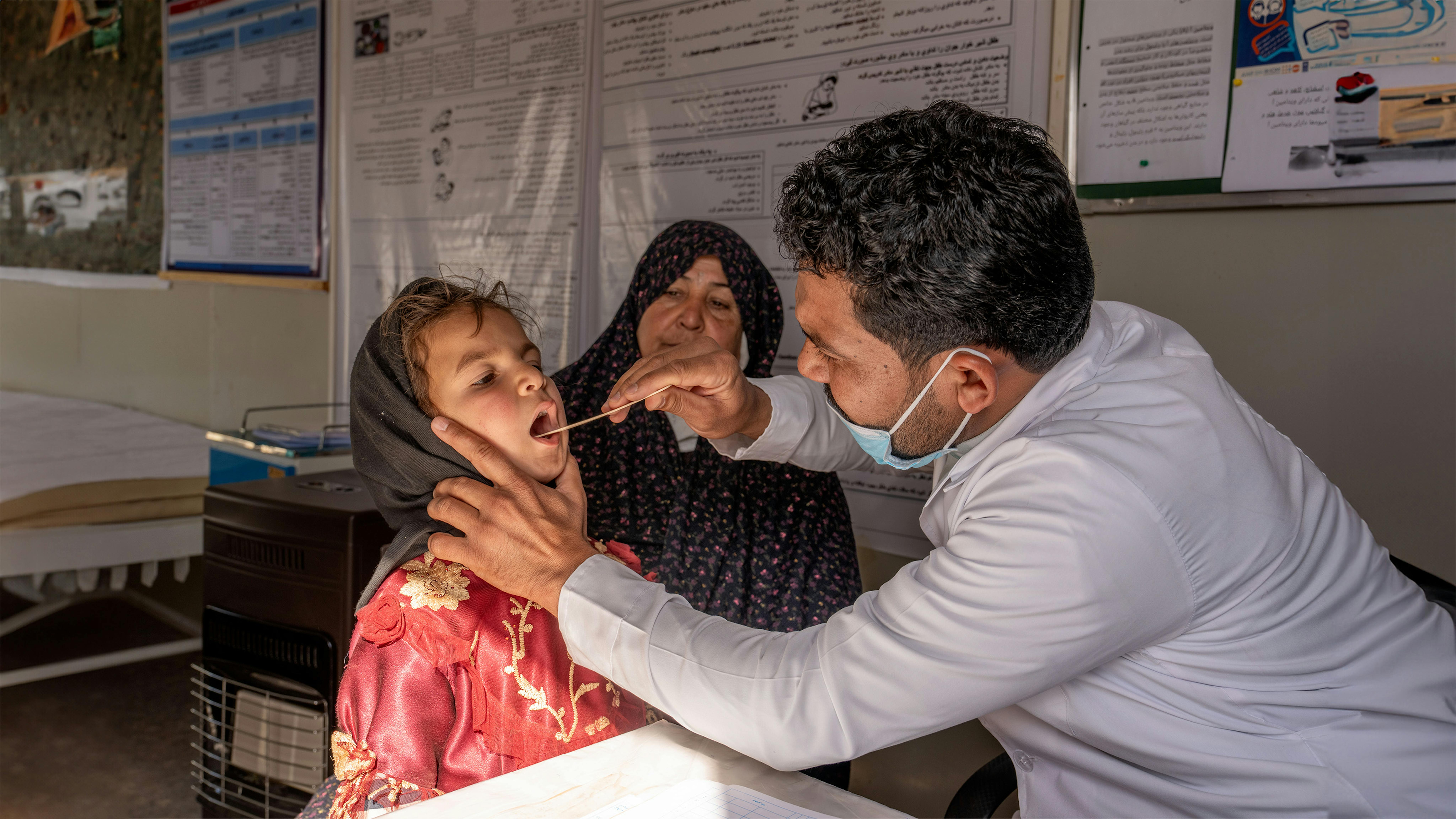 Afghanistan - Adina, 8 anni, si sottopone a un controllo per la sua infezione respiratoria in una clinica sostenuta dall'UNICEF nel villaggio di Karnil, .