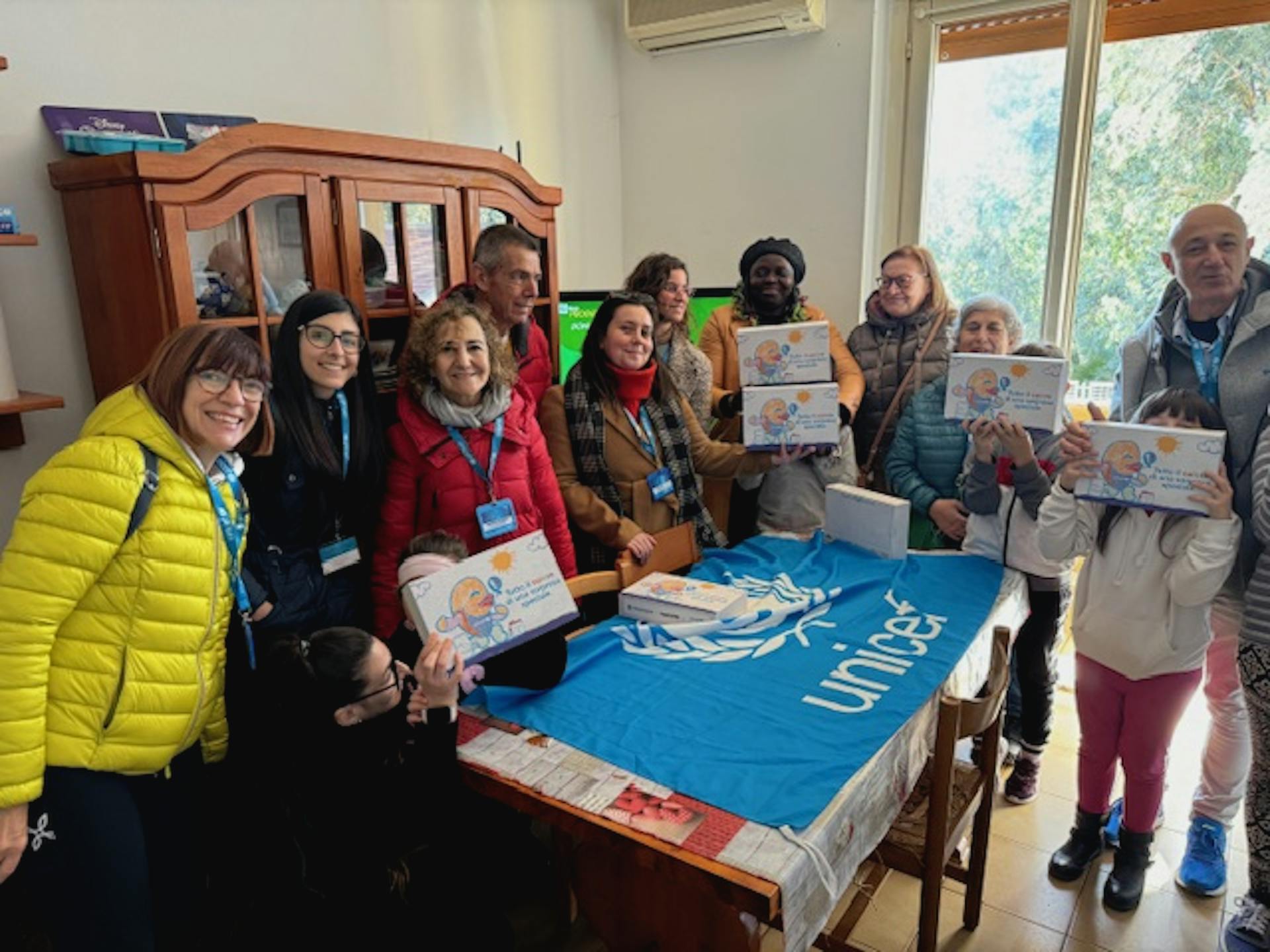 Il presidente Paolo Ligas con la responsabile Silvana Migoni, i volontari e i bambini della Casa Donne al Traguardo a Cagliari