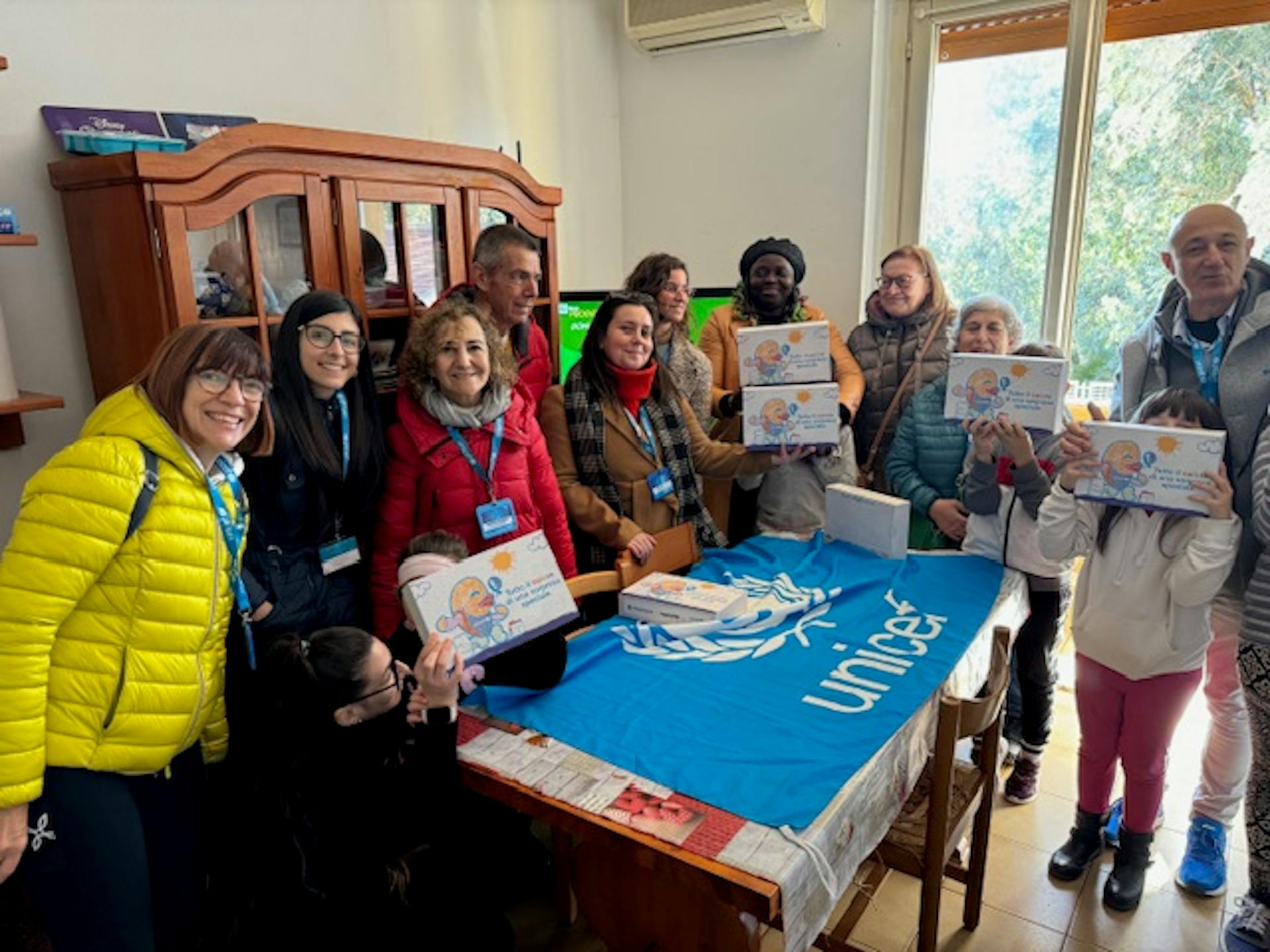 Il presidente Paolo Ligas con la responsabile Silvana Migoni, i volontari e i bambini della Casa Donne al Traguardo a Cagliari