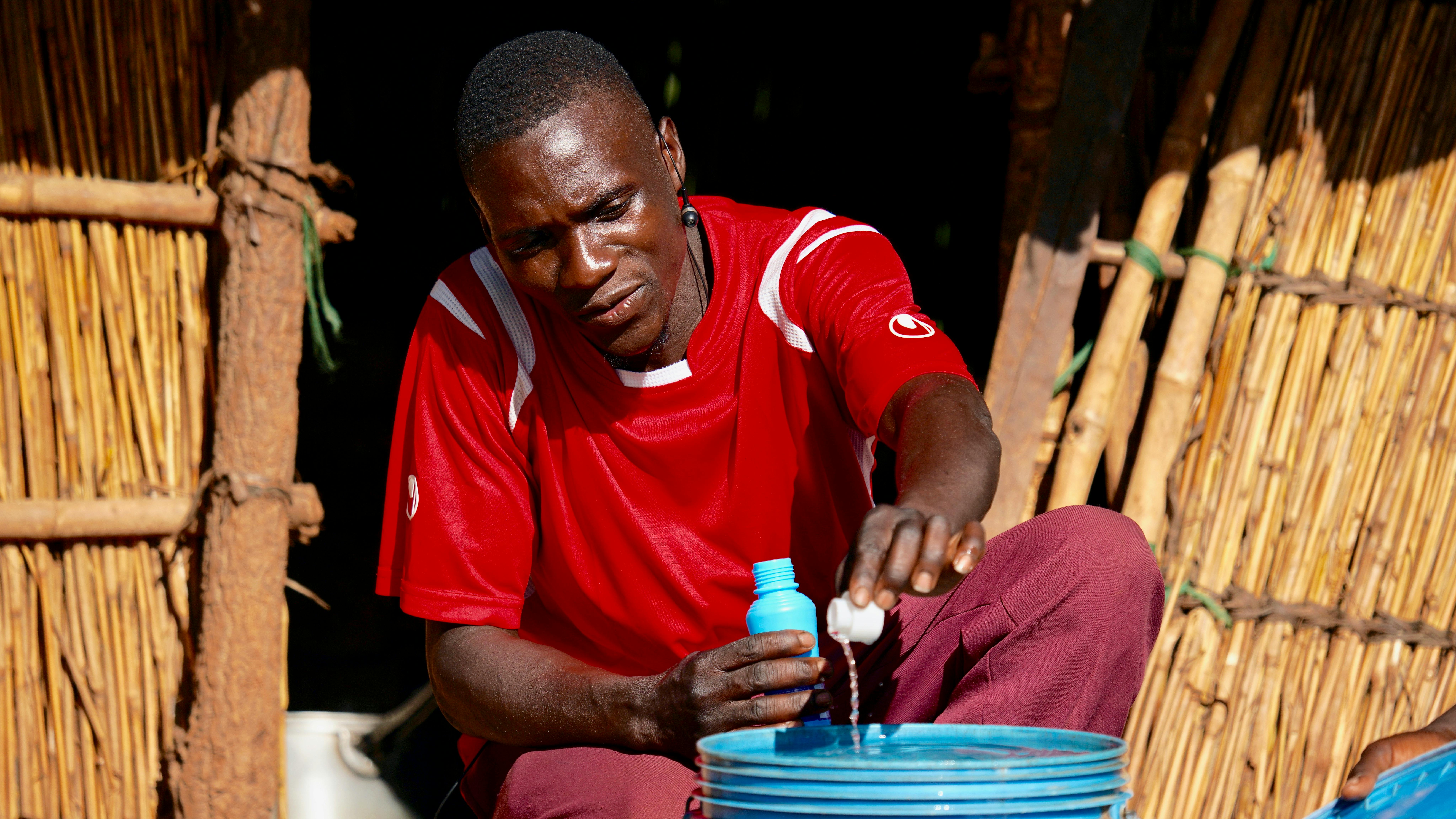 Zambia - Mayeso Banda, 30 anni, residente nel villaggio di Kasapa nel distretto di Vubwi, fa parte dei volontari formati nella comunità per la risposta al colera