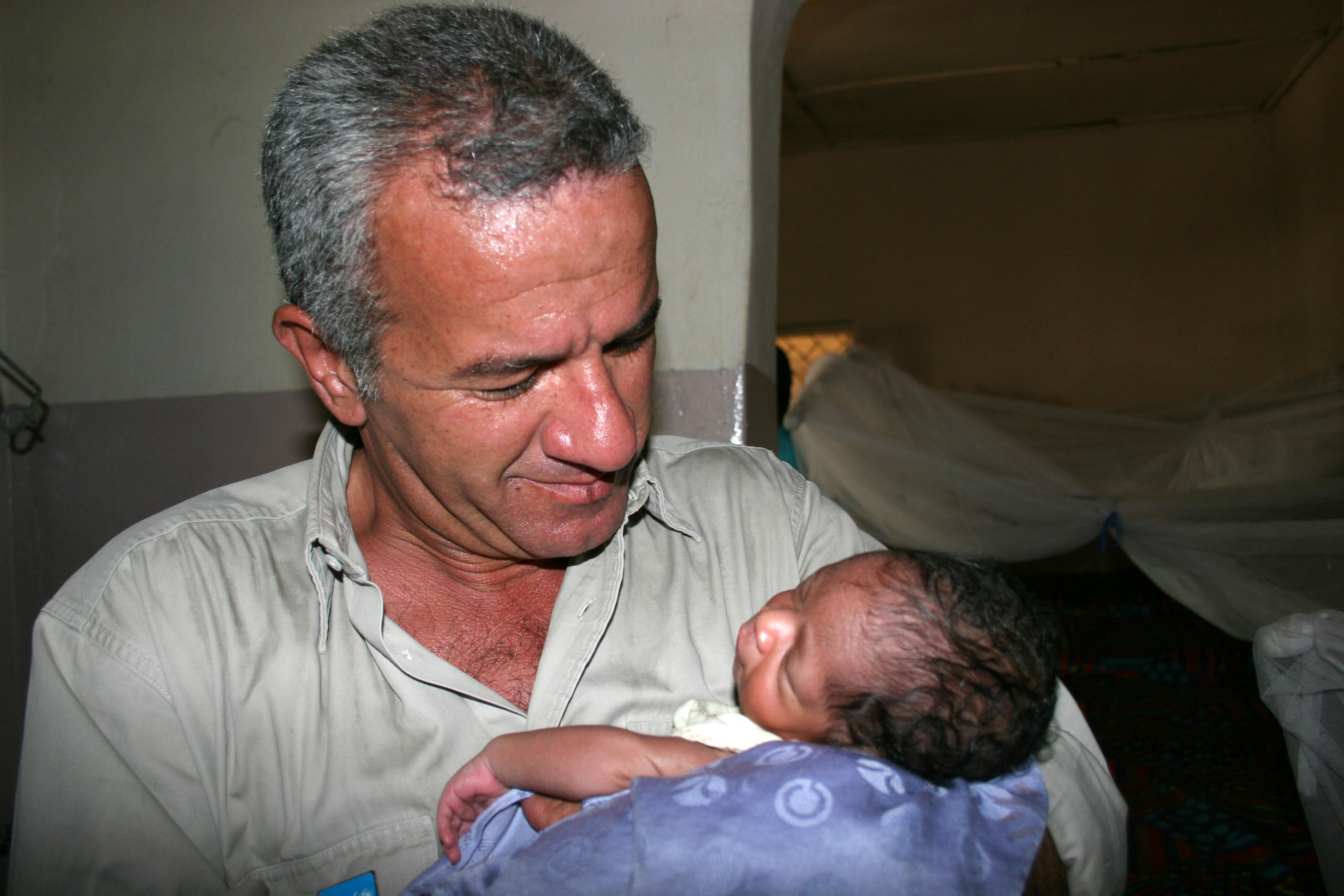 Guinea Bissau: Mario Porfito con un neonato nel centro nutrizionale di Gabu