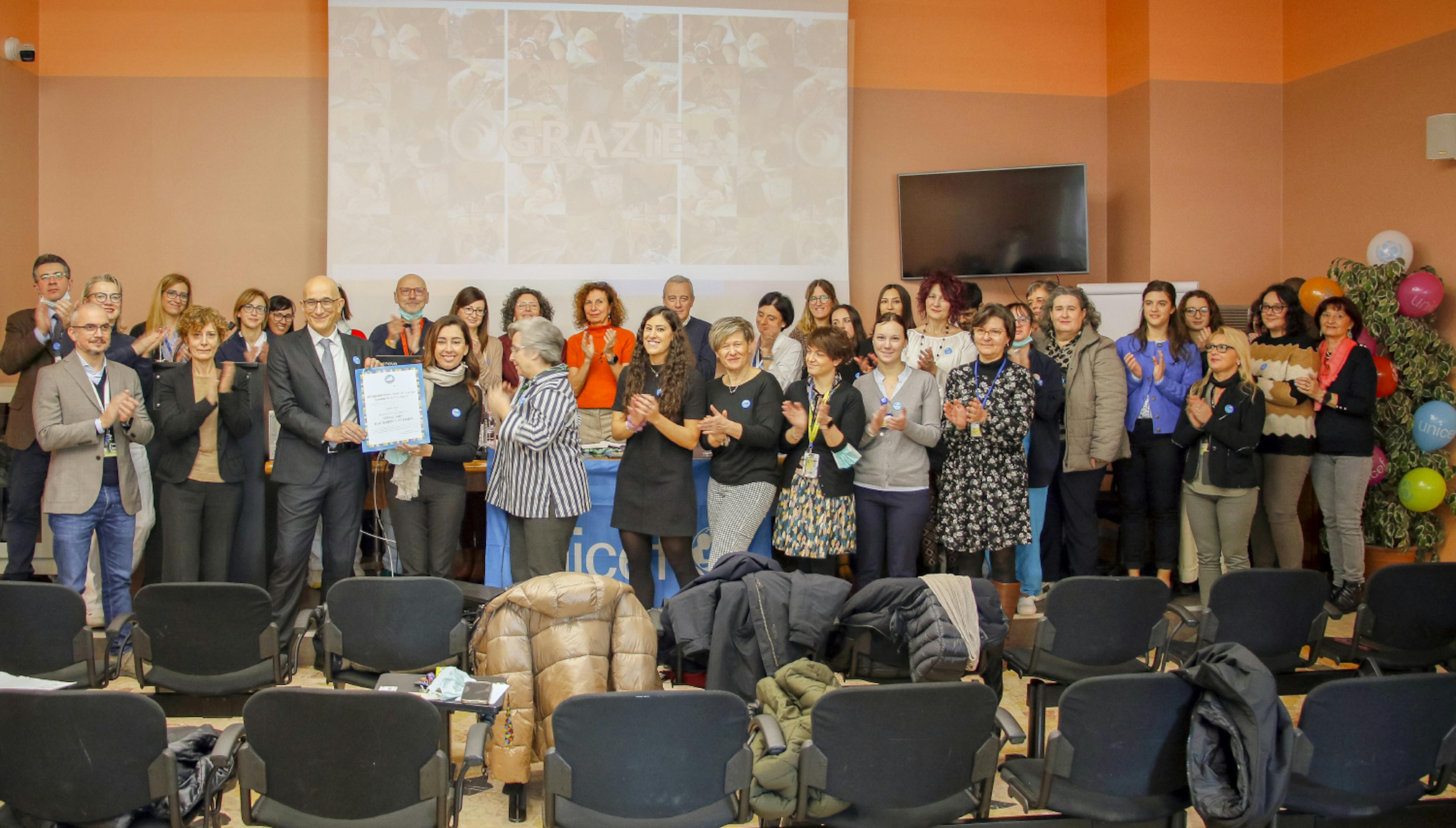 I partecipanti alla cerimonia di conferma dell'ospedale di Legnago a Ospedale amico dei bambini