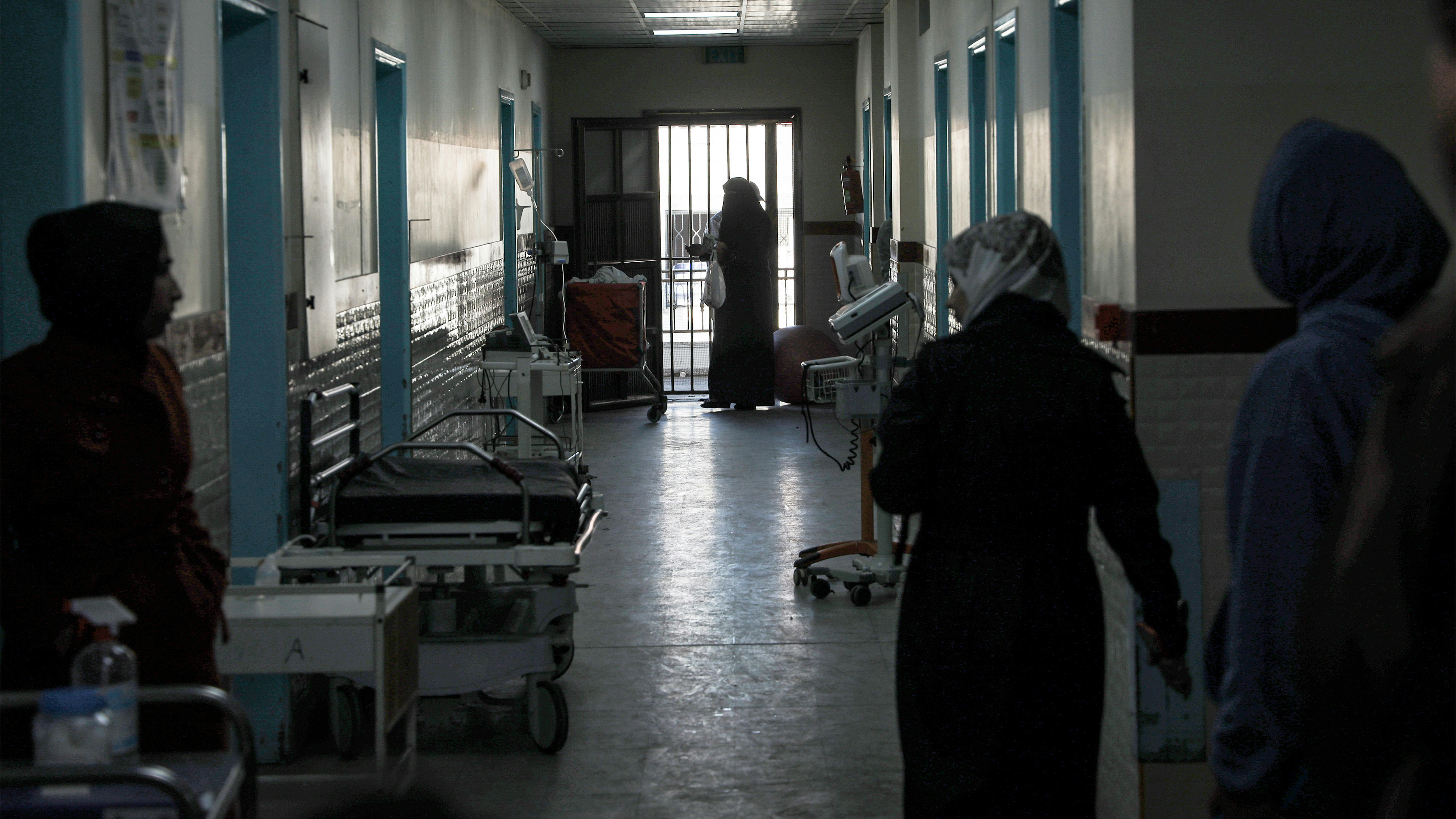 Pazienti e operatori sanitari in un corridoio dell'Emirati maternity hospital, a Rafah.