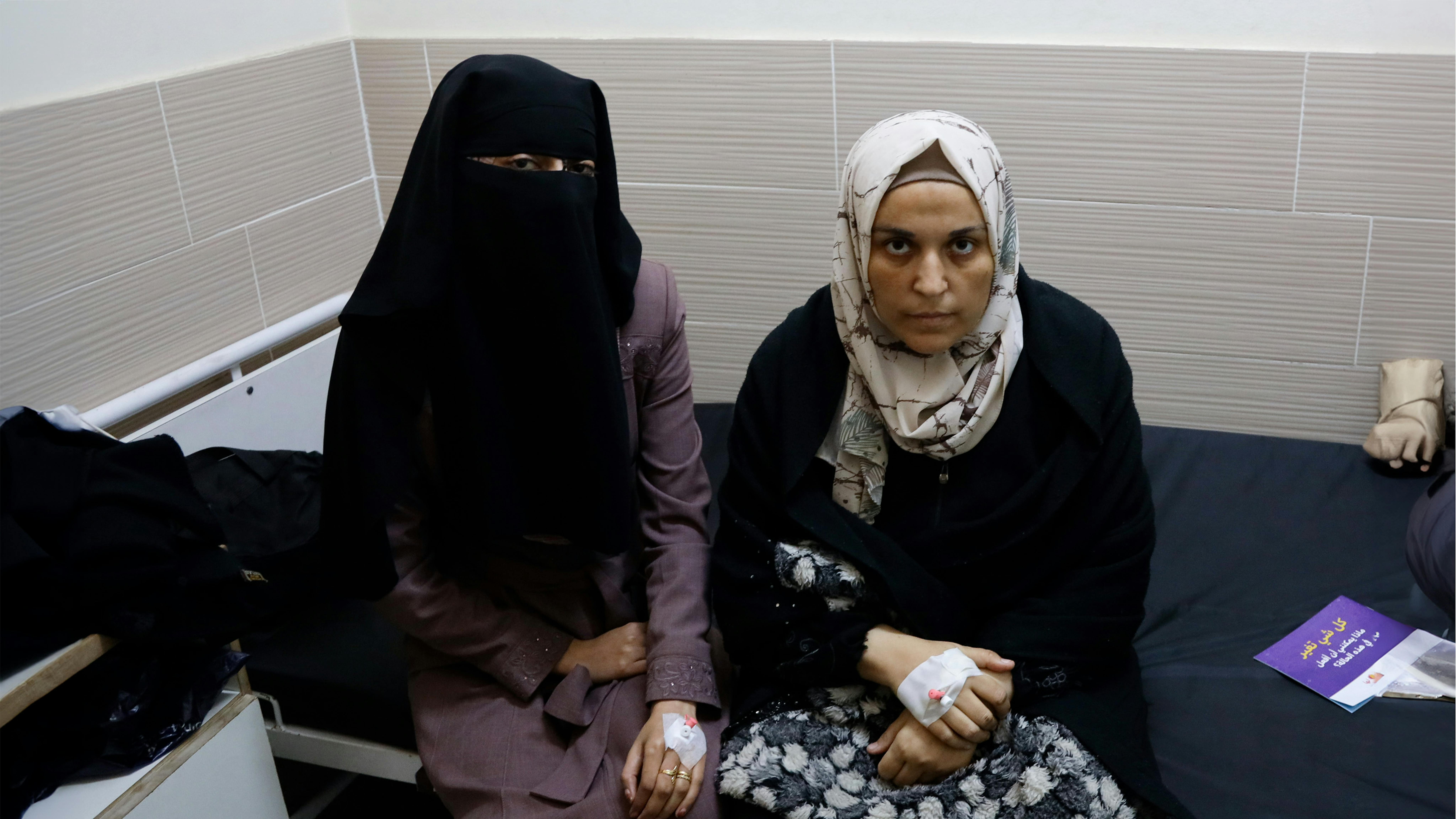 Stato di Palestina, Iman (a destra) e Mashael siedono insieme su un letto nell'Emirati Maternity Hospital. a Rafah.