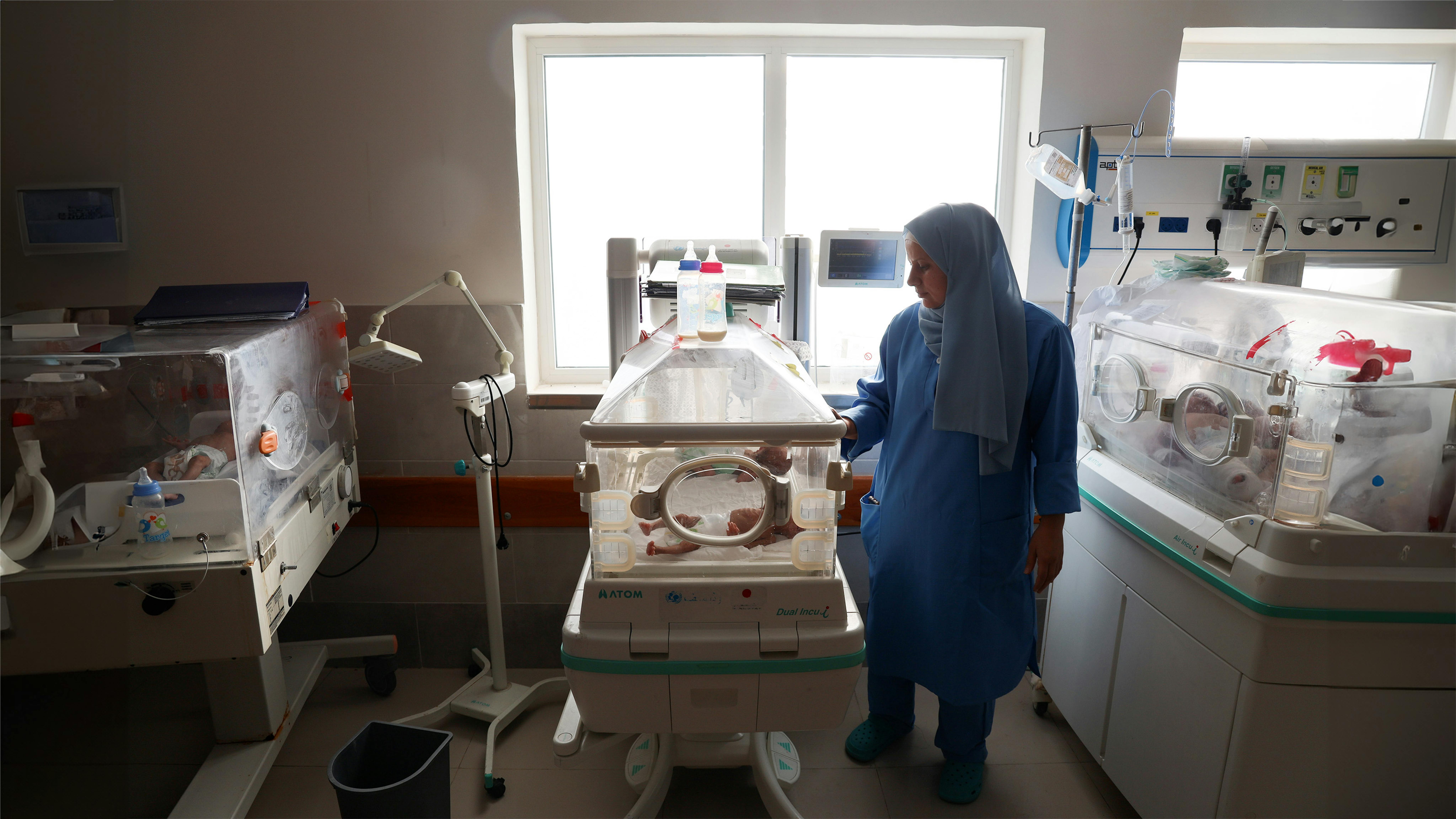 Stato di Palestina, Tess Ingram, portavoce dell'UNICEF, visita l'Emirati maternity hospital, a Rafah.