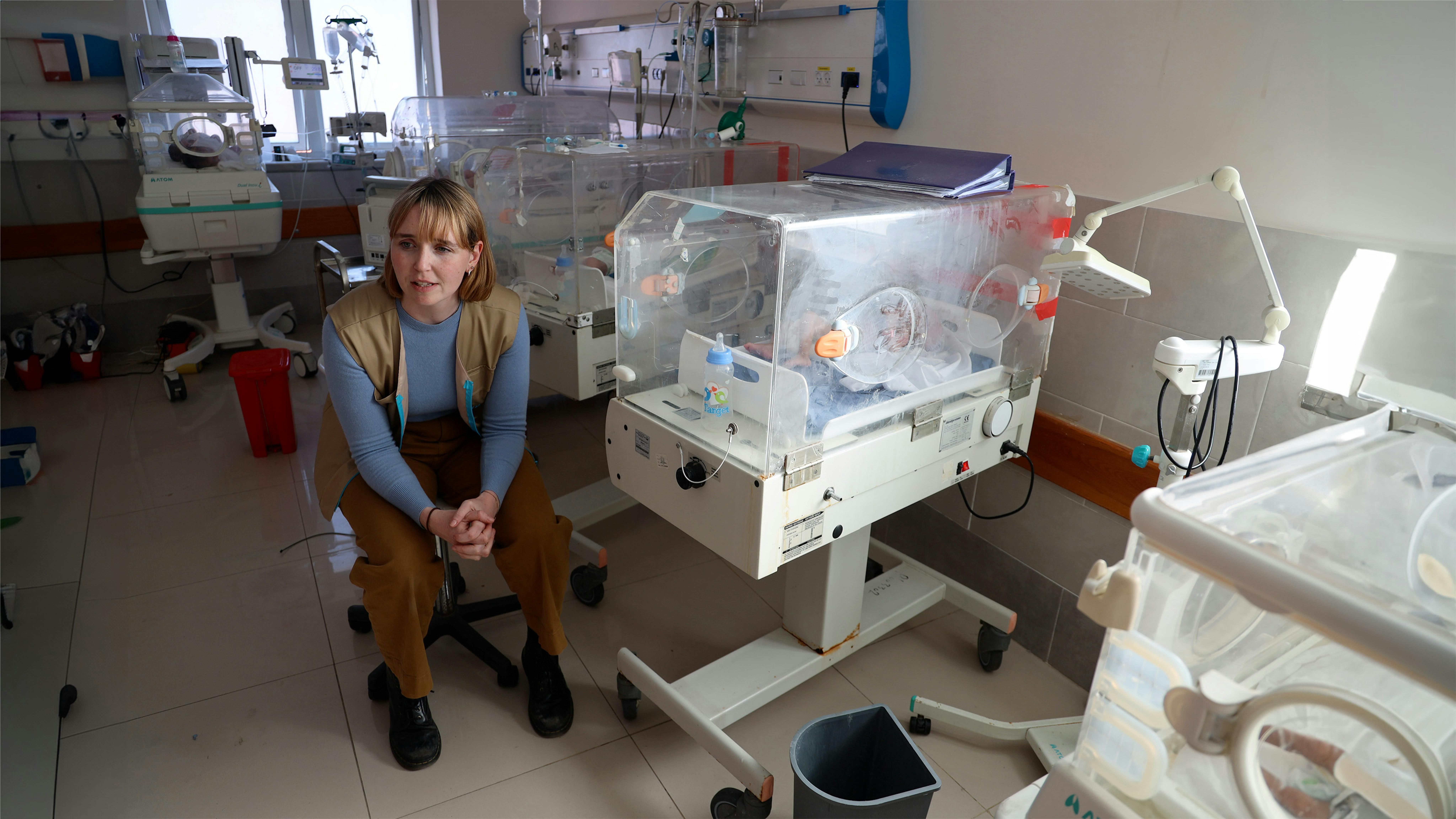 Stato di Palestina, Tess Ingram, portavoce dell'UNICEF, visita l'Emirati maternity hospital, a Rafah.