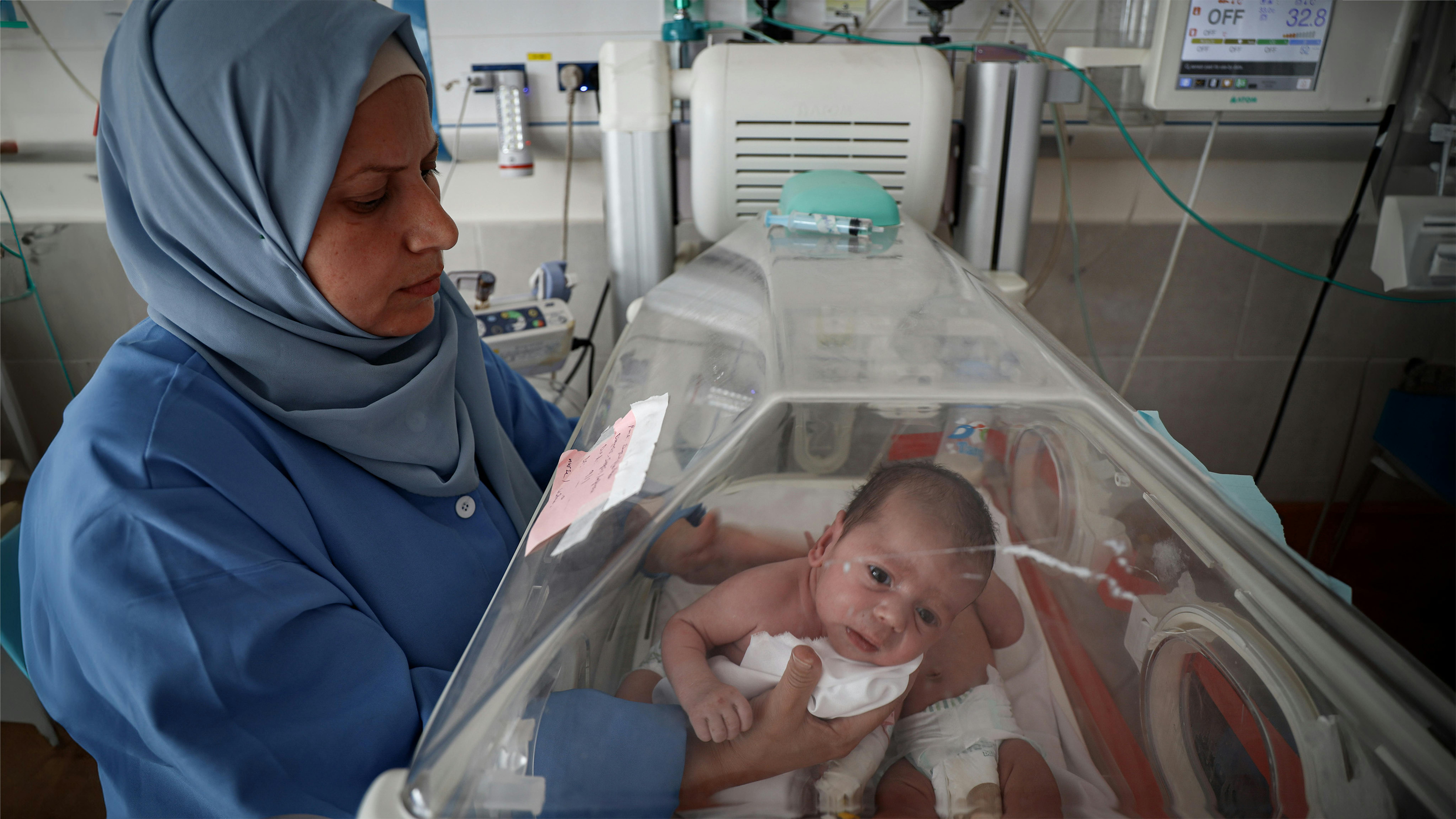 Stato di Palestina, un'infermiera si prende cura dei neonati nelle incubatrici presso l'Emirati Maternity Hospital, a Rafah.